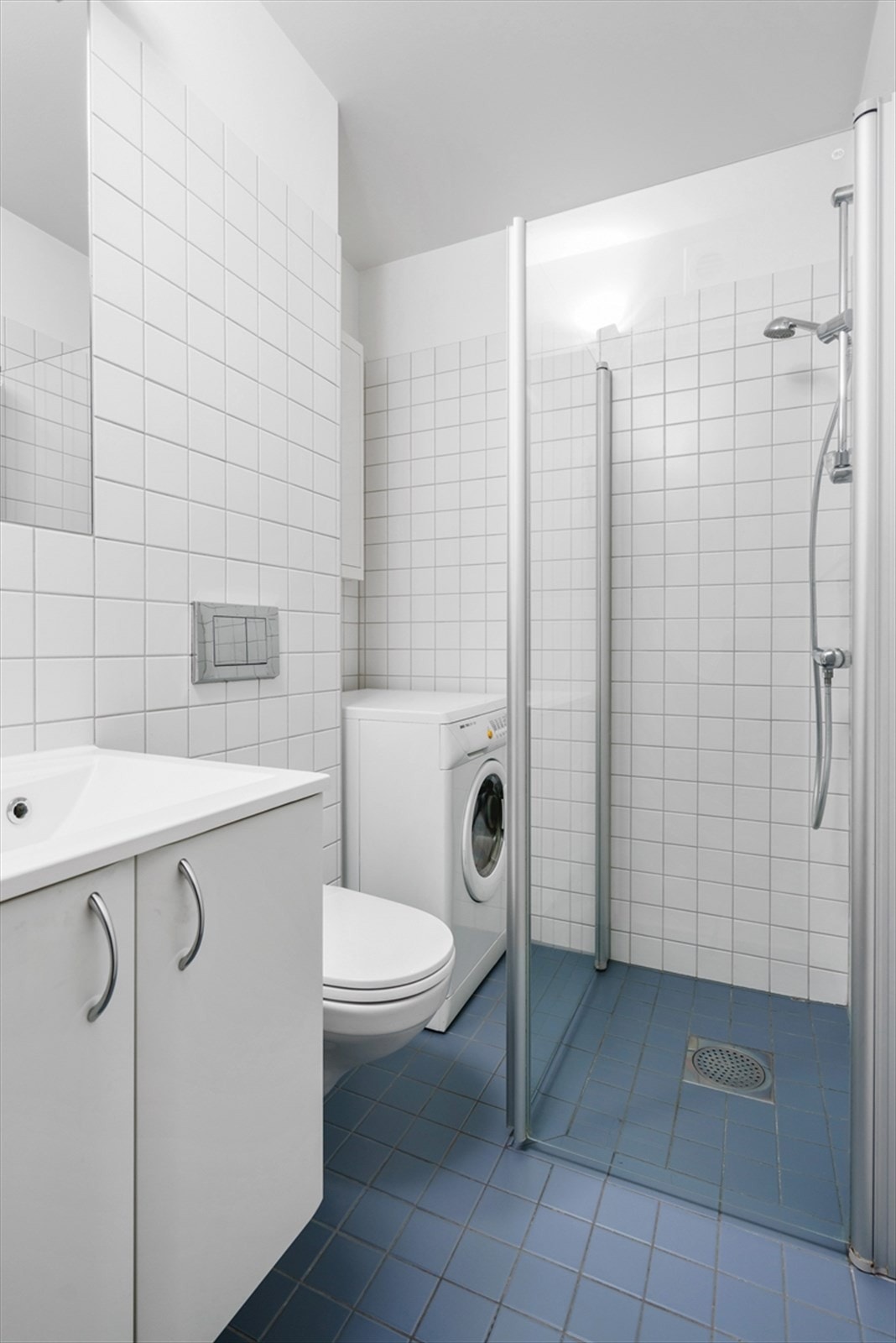 Flislagt baderom. Vaskemaskin medfølger. Galleribilde