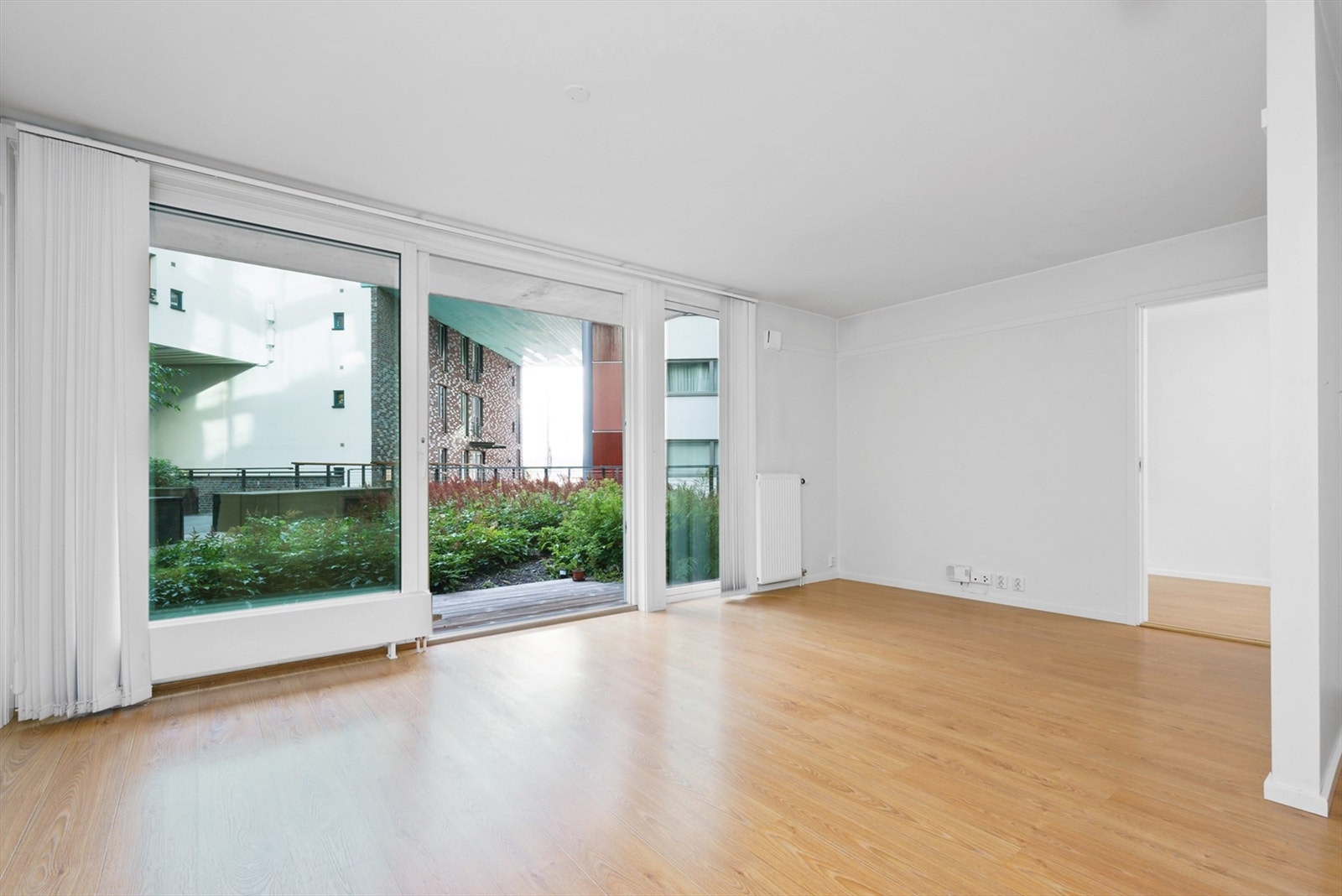 Velkommen til Tjuvholmen allé 4! En lys, moderne og arealeffektiv 3-roms leilighet med markterrasse. Galleribilde