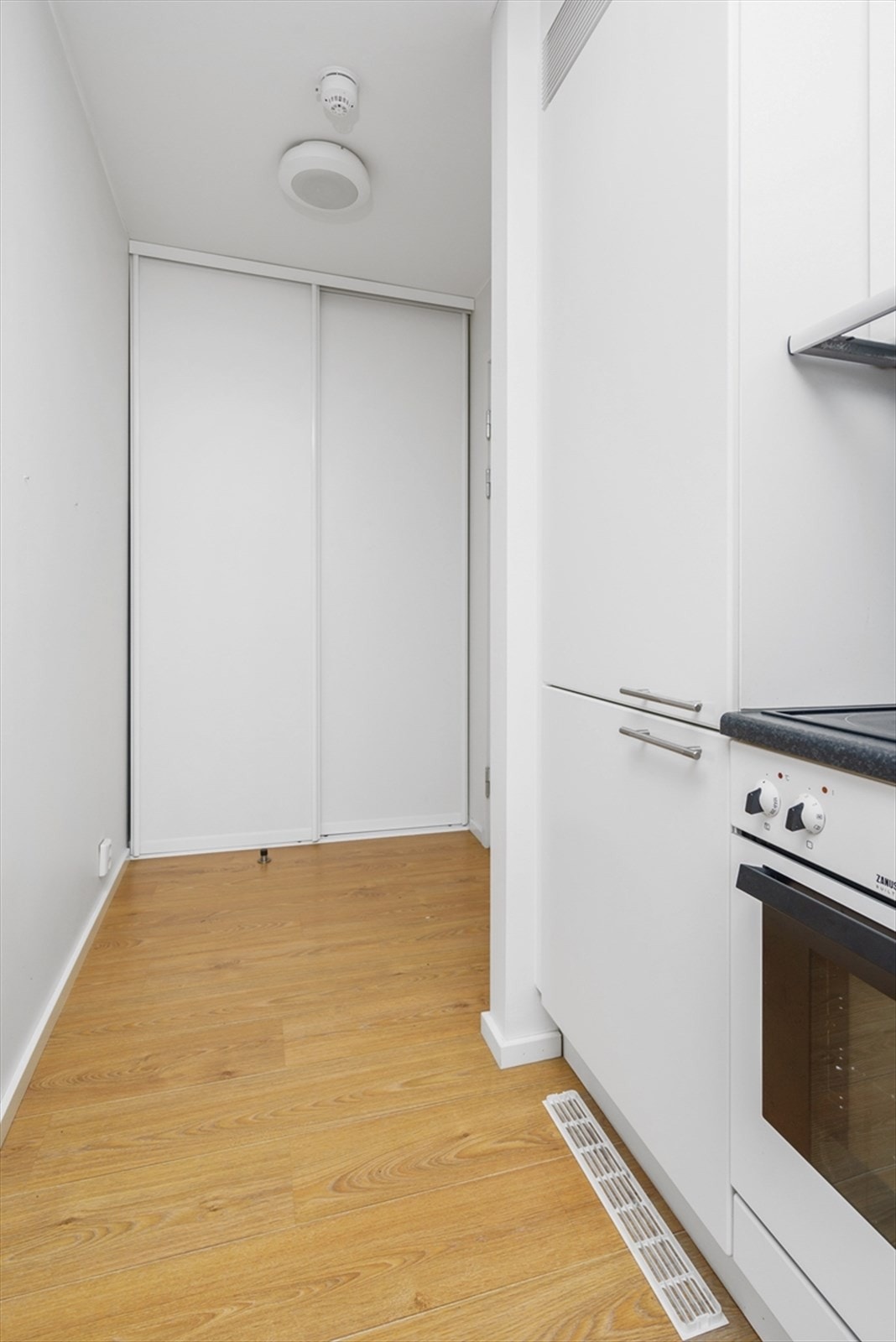 Entré med praktisk skyvedørsgarderobe. Galleribilde