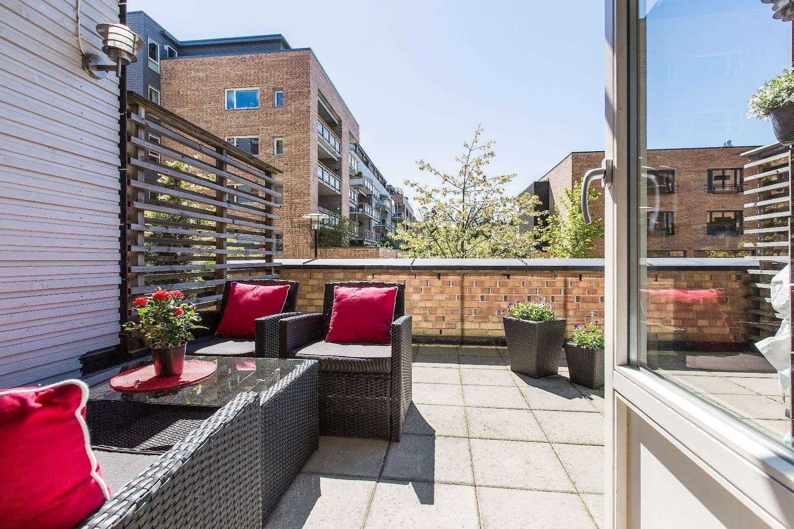 Terrasse på hele 15 kvm. med gode solforhold. Galleribilde