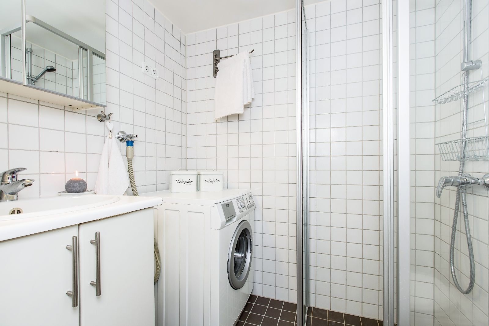 Flislagt bad med vaskemaskin. Galleribilde