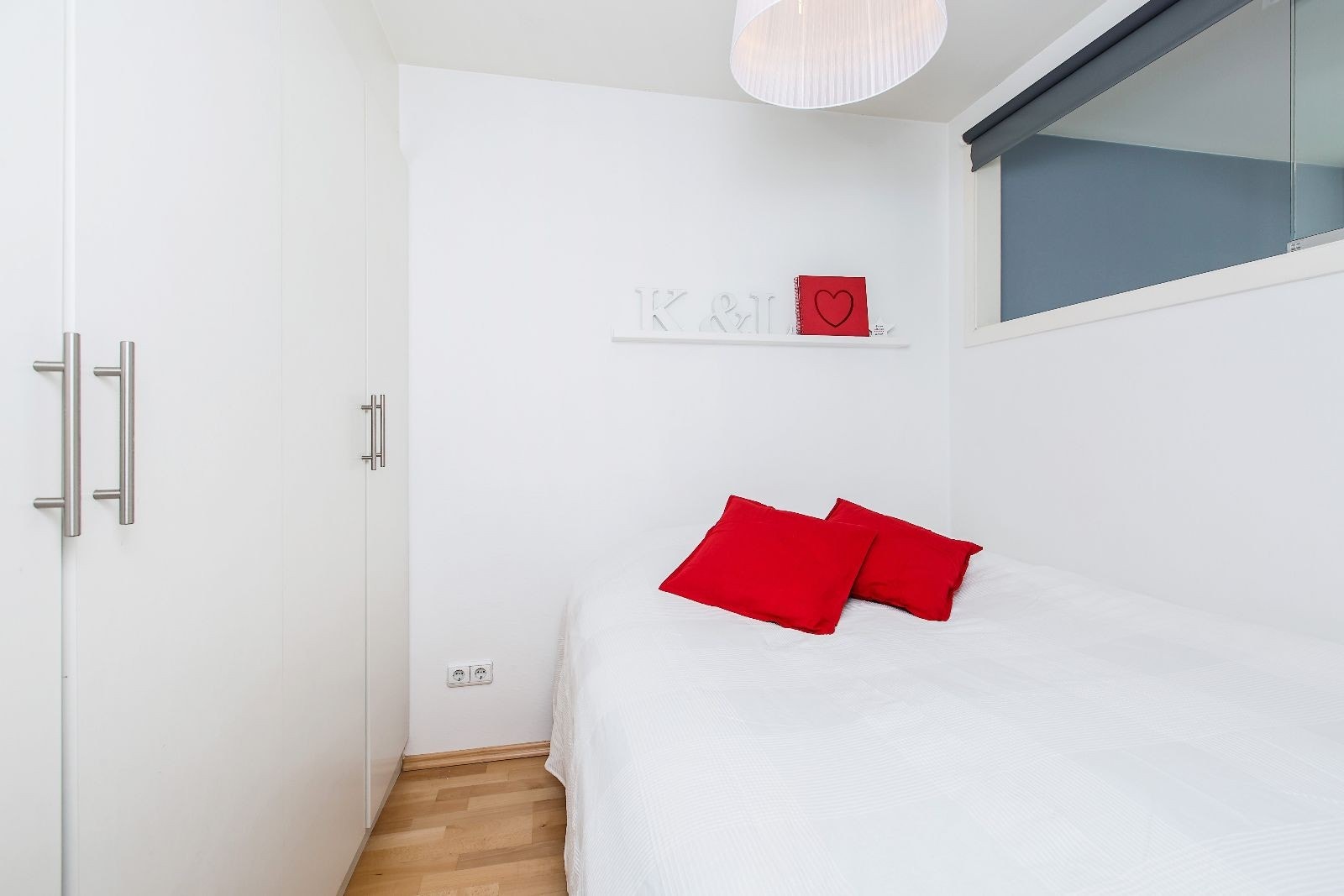 Plass til 150cm seng. Garderobeskap medfølger. Galleribilde