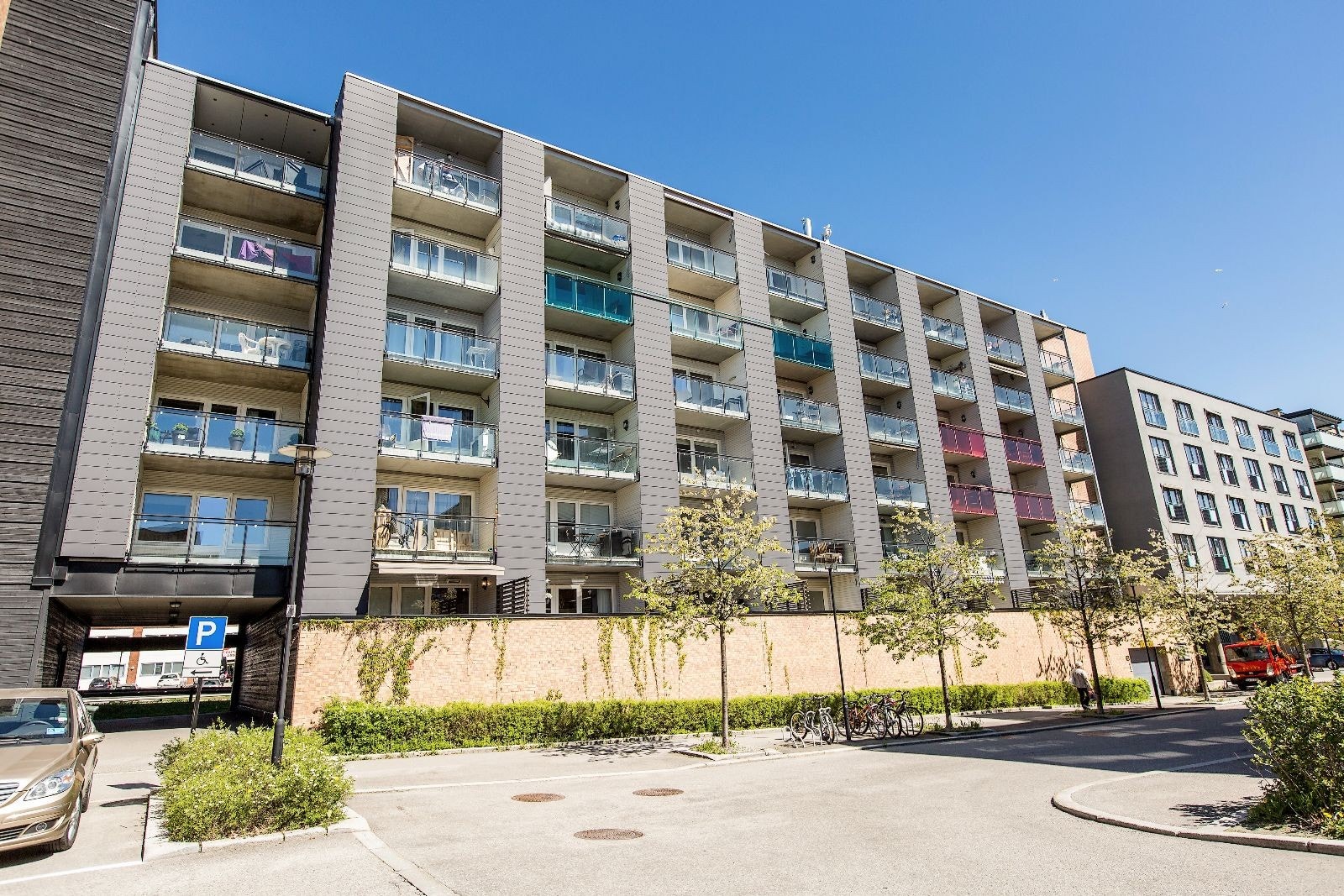 Fasaden. Leiligheten ligger såpass høyt at man ikke får innsyn fra forbipasserende. Galleribilde