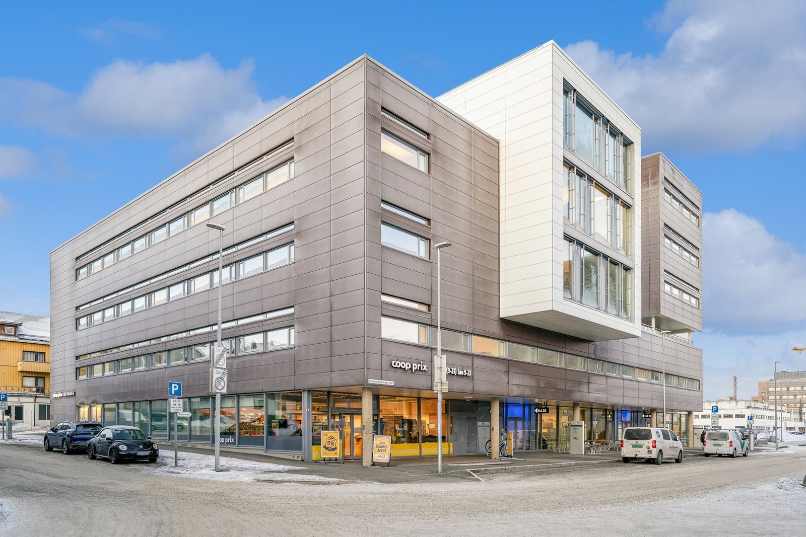 Trivelig boområde med alt du trenger i hverdagen, som dagligvarebutikker, barnehage, gode bussforbindelser, strandpromenade og sentrum med alle dets tilbud og fasiliteter. Galleribilde