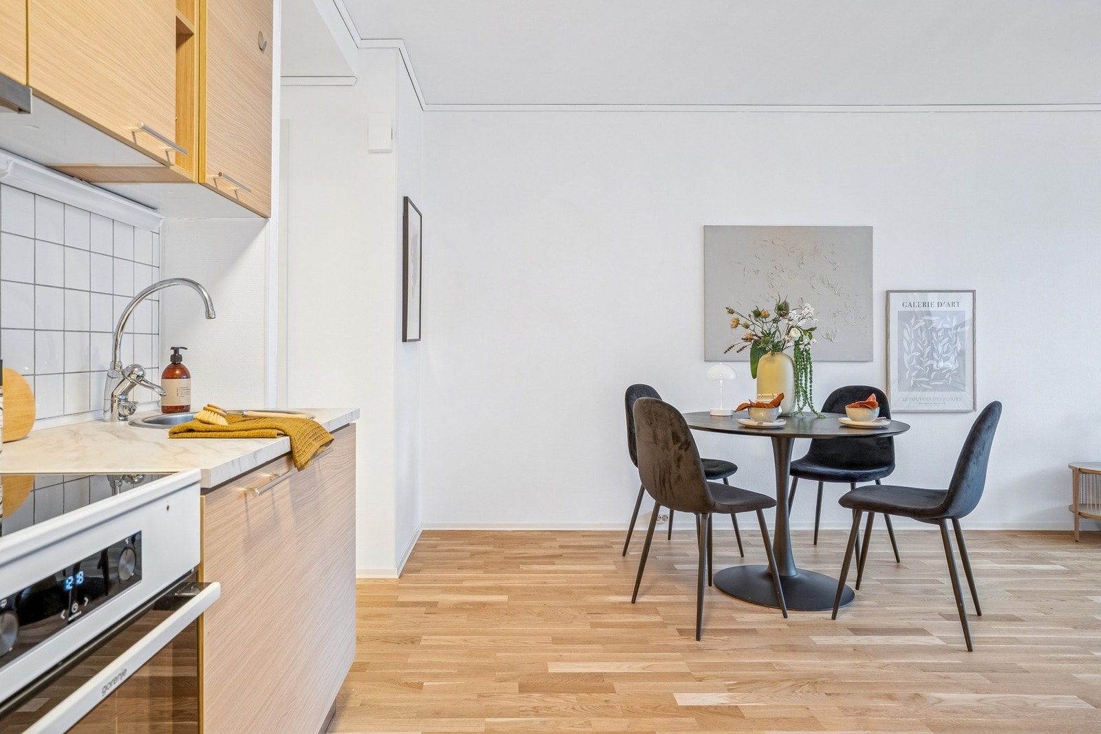 Kjøkkenet har fått en skjermet plassering i leiligheten. Galleribilde