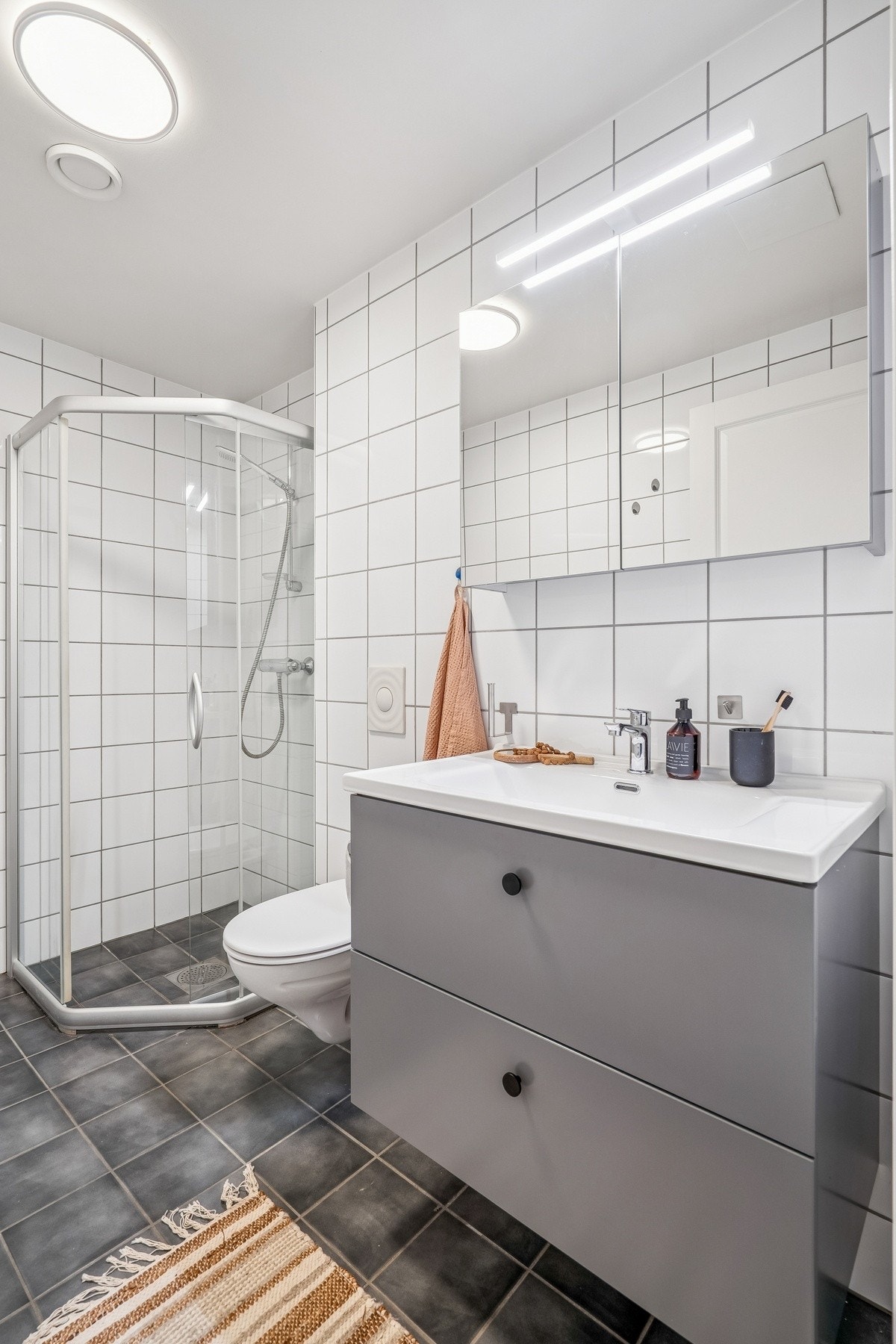 Badet er holdt i nøytrale farger. Galleribilde