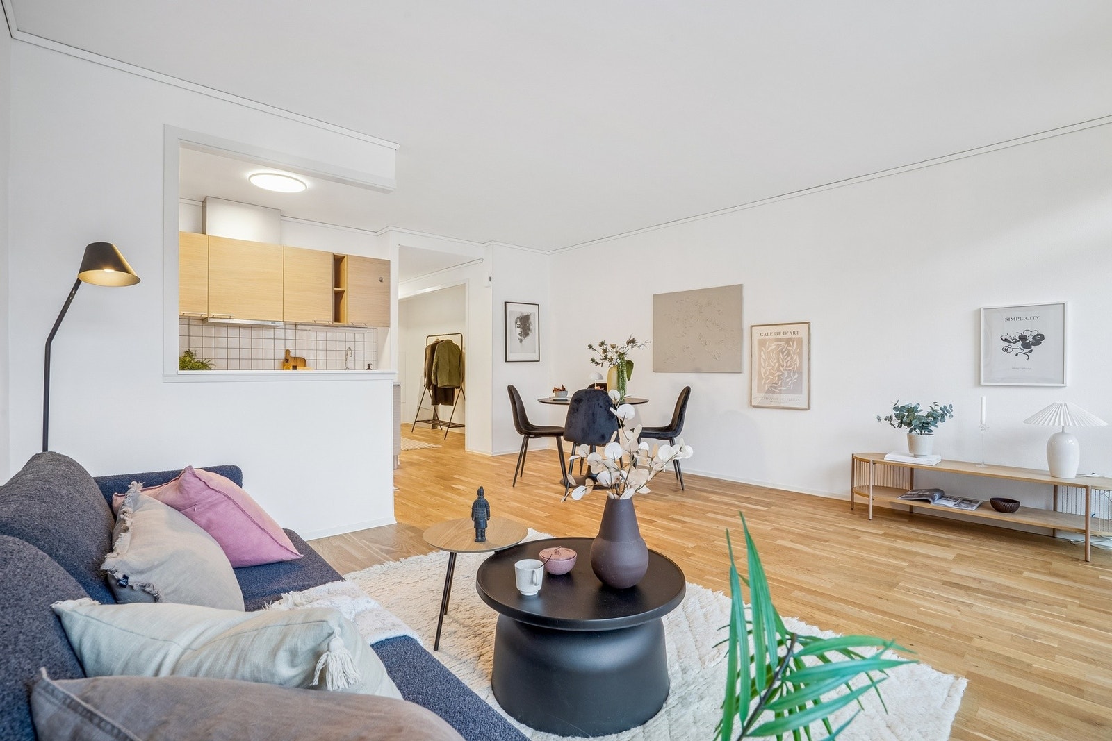 Den byr på en moderne åpen kjøkken- og stueløsning, som gir et luftig uttrykk. Galleribilde