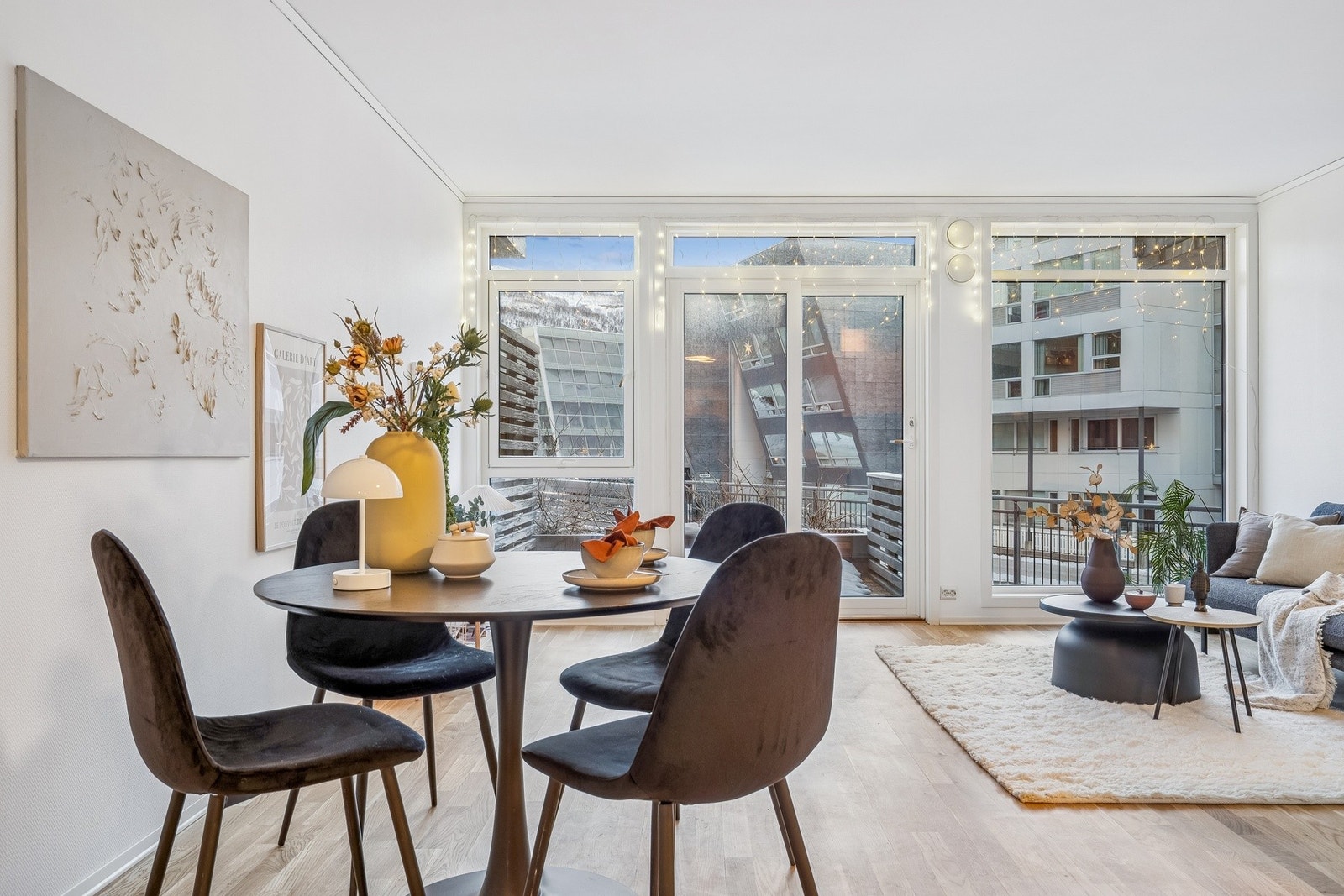 Fra stuen er det utgang til en skjermet terrasse. Galleribilde