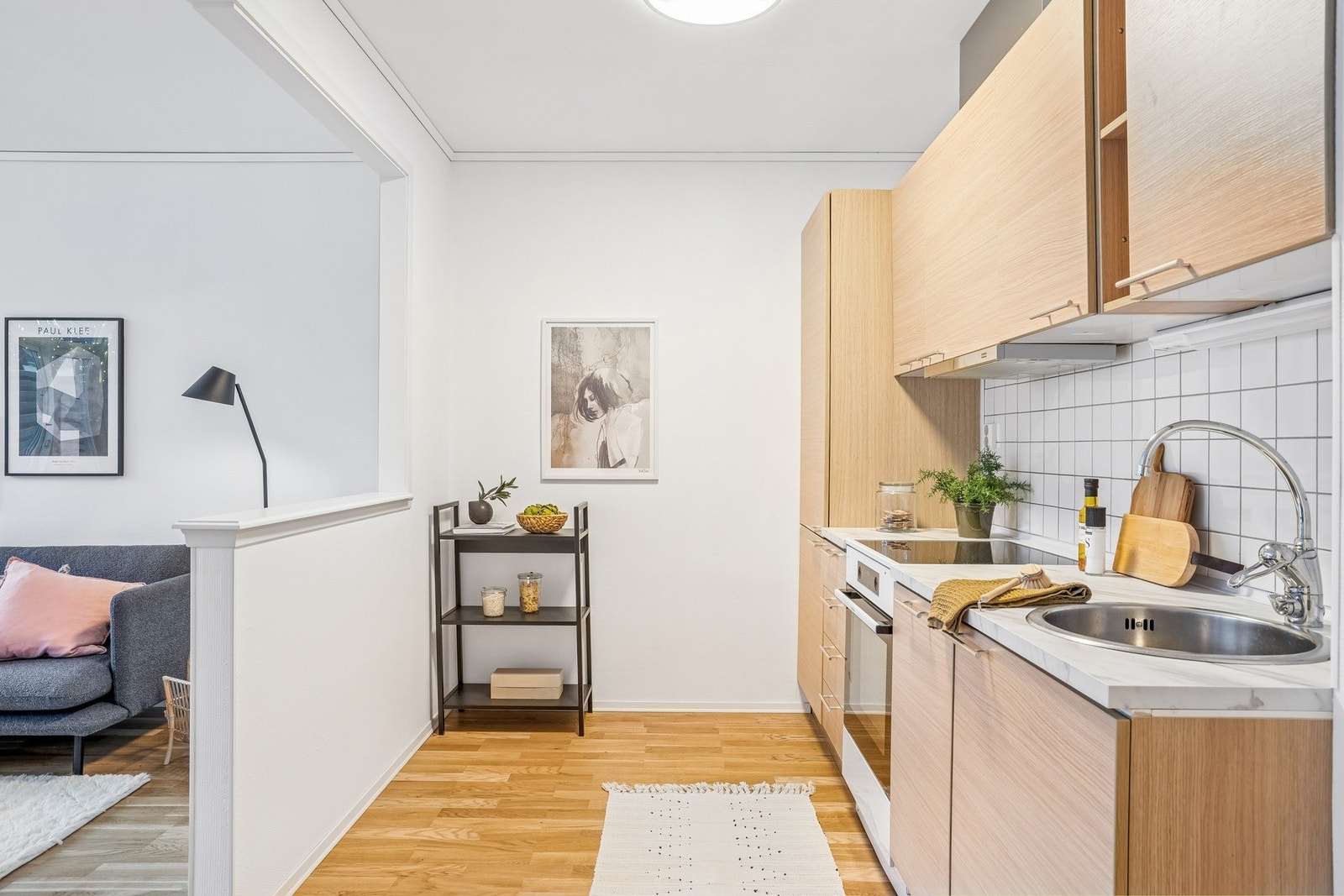 Godt med skap- og benkeplass. Galleribilde