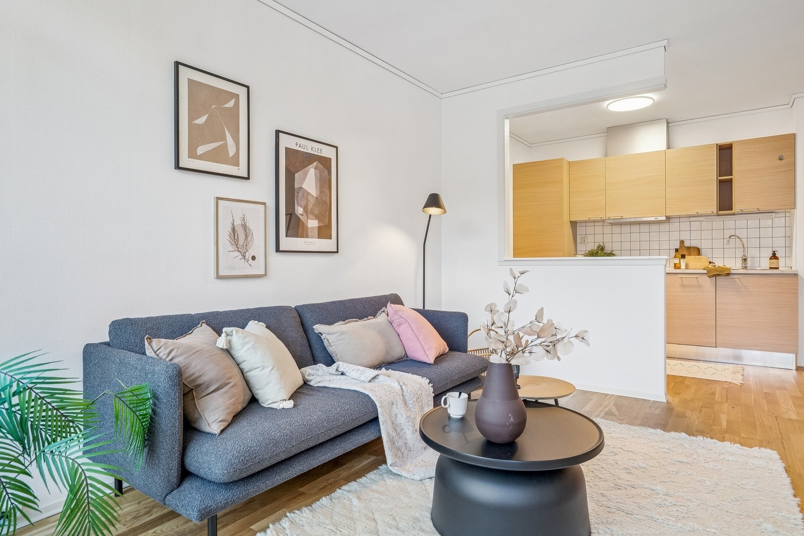 Leiligheten er nylig malt opp i en lys og delikat fargepalett. Galleribilde