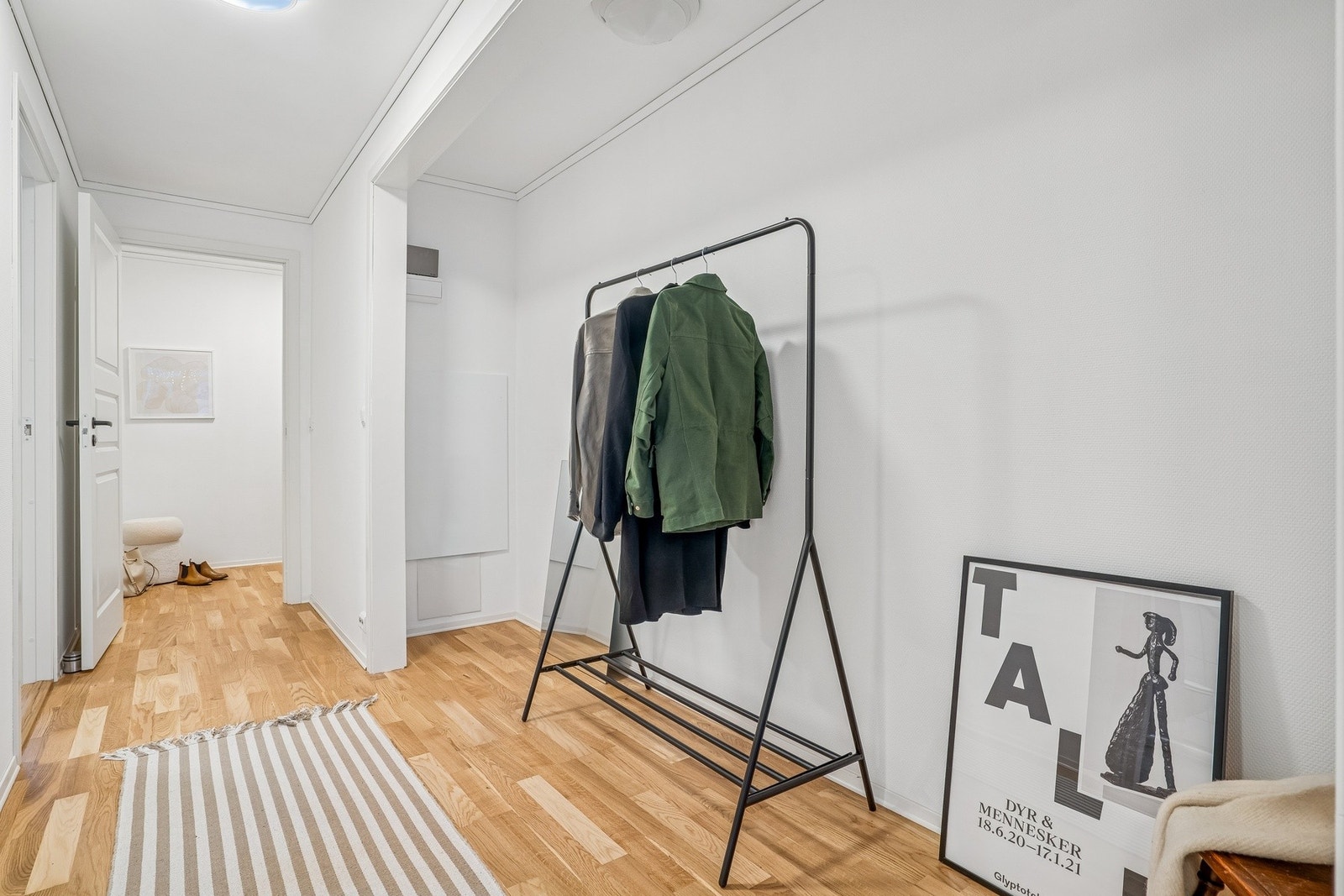 Elegant innredet entre med gode garderobeløsninger. Galleribilde