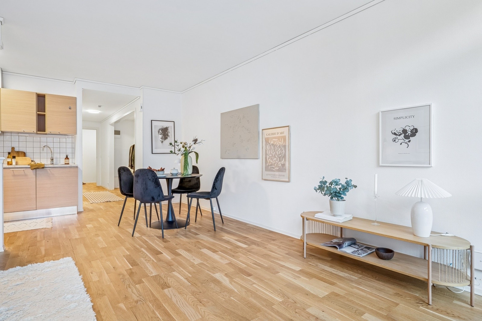 Spiseplassen har en fin plassering rett ved kjøkkenet. Galleribilde