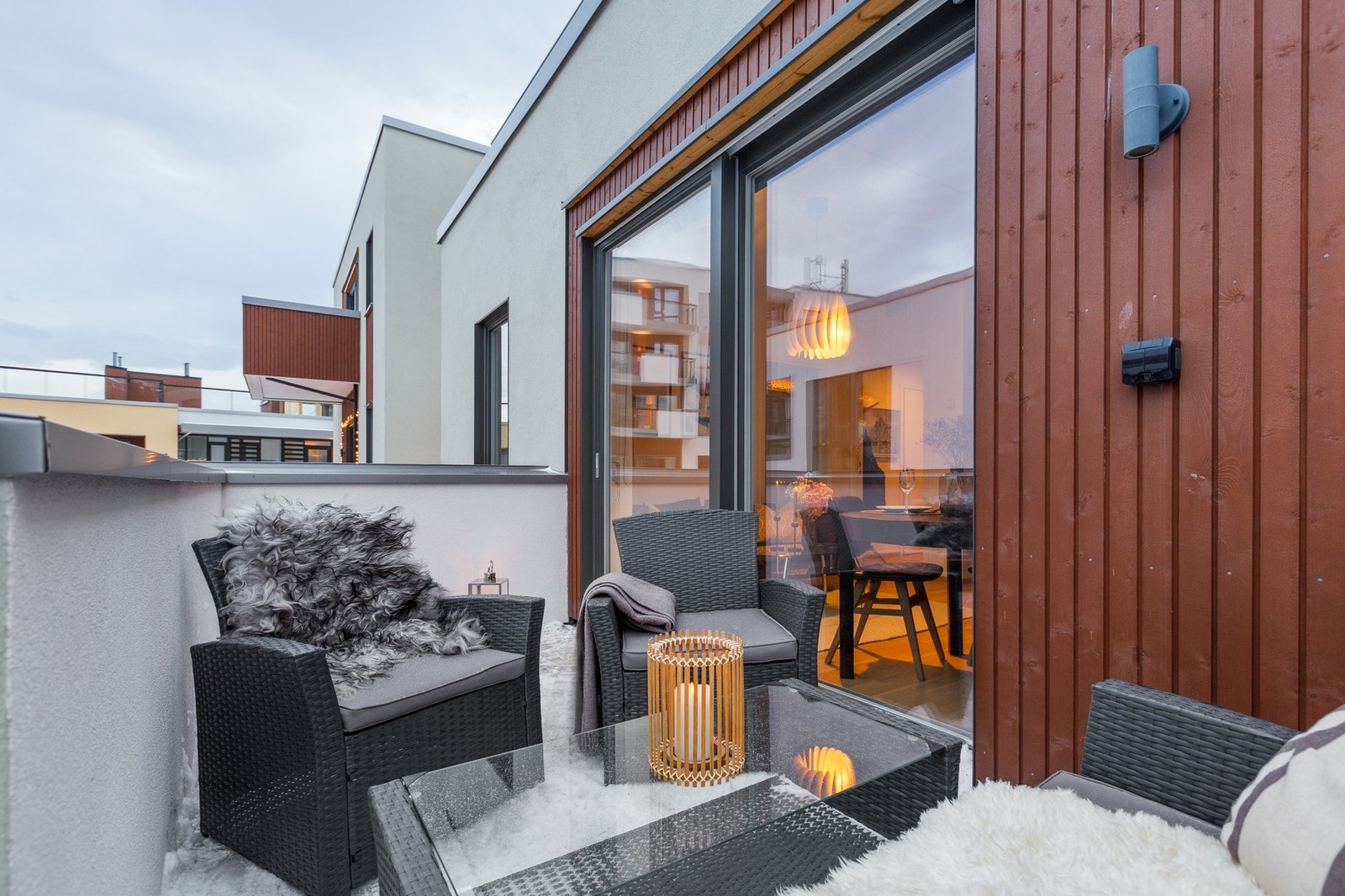 Stuen har direkte utgang til en romslig balkong som inviterer til hyggelige stunder utendørs. Galleribilde