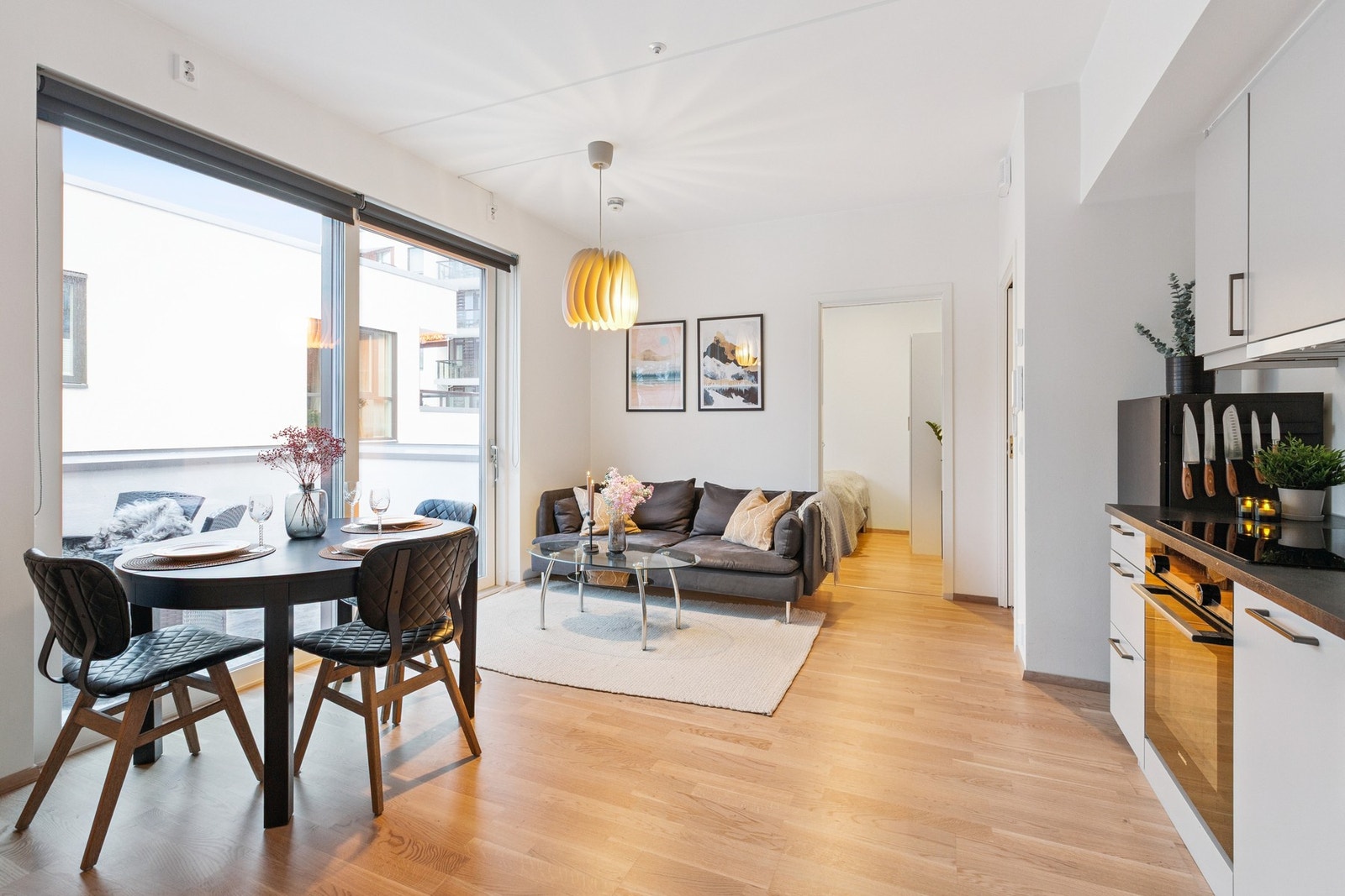 Åpen stue- og kjøkkenløsning på 17 m². Galleribilde