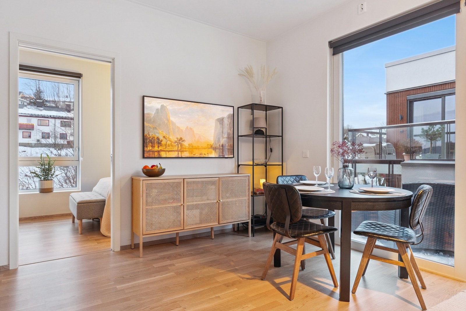 Leiligheten har store vindusflater som slipper inn rikelig med naturlig belysning. Galleribilde