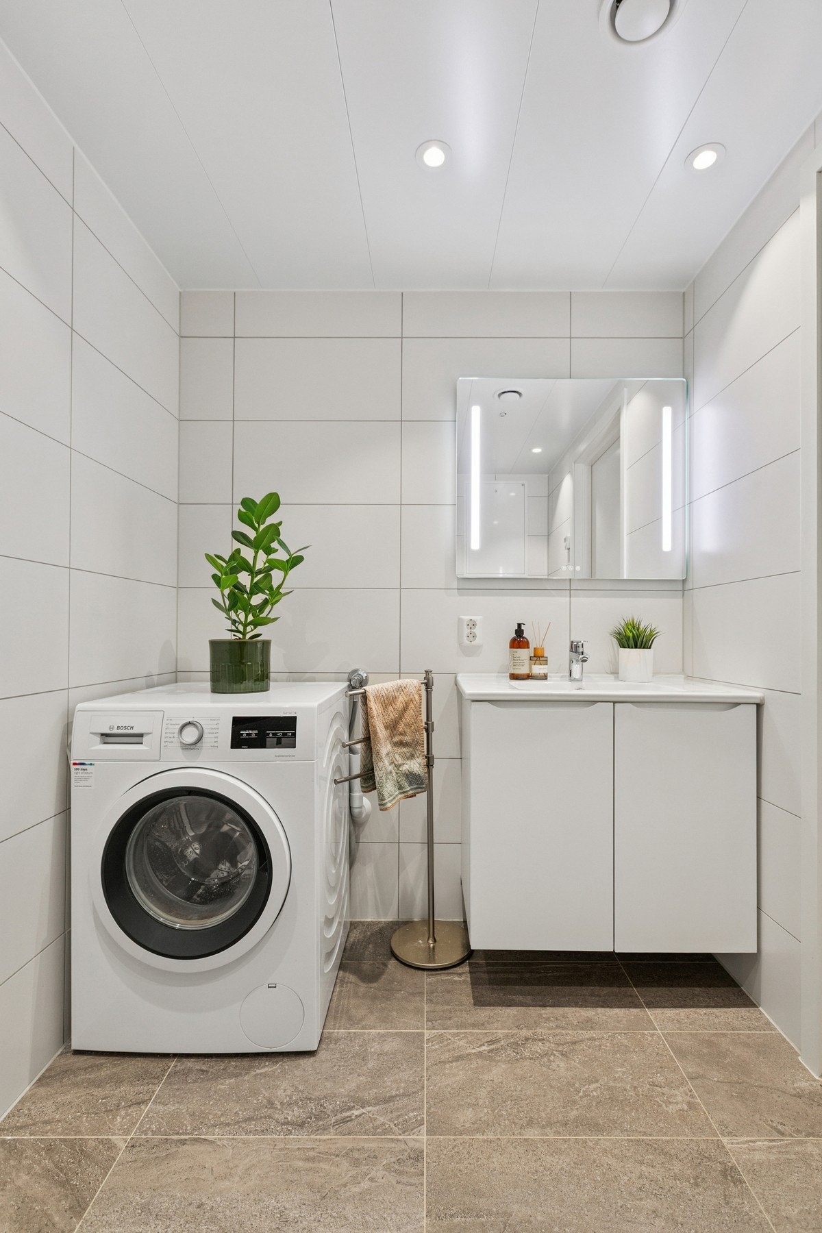 Badet ble vurdert til TG1 av takstmann og har opplegg til vaskemaskin. Galleribilde