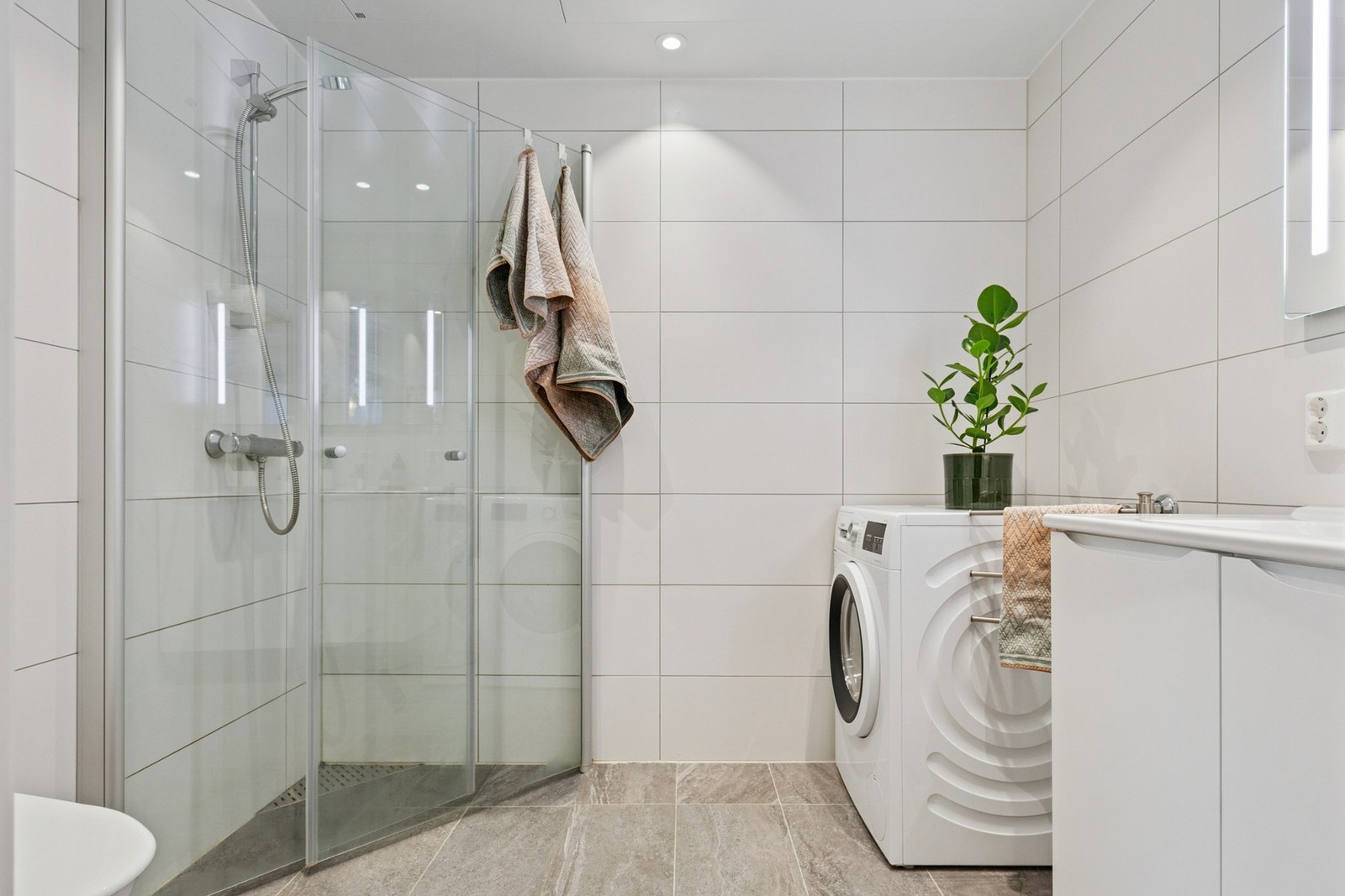 Delikat flislagt baderom med behagelig gulvvarme. Galleribilde