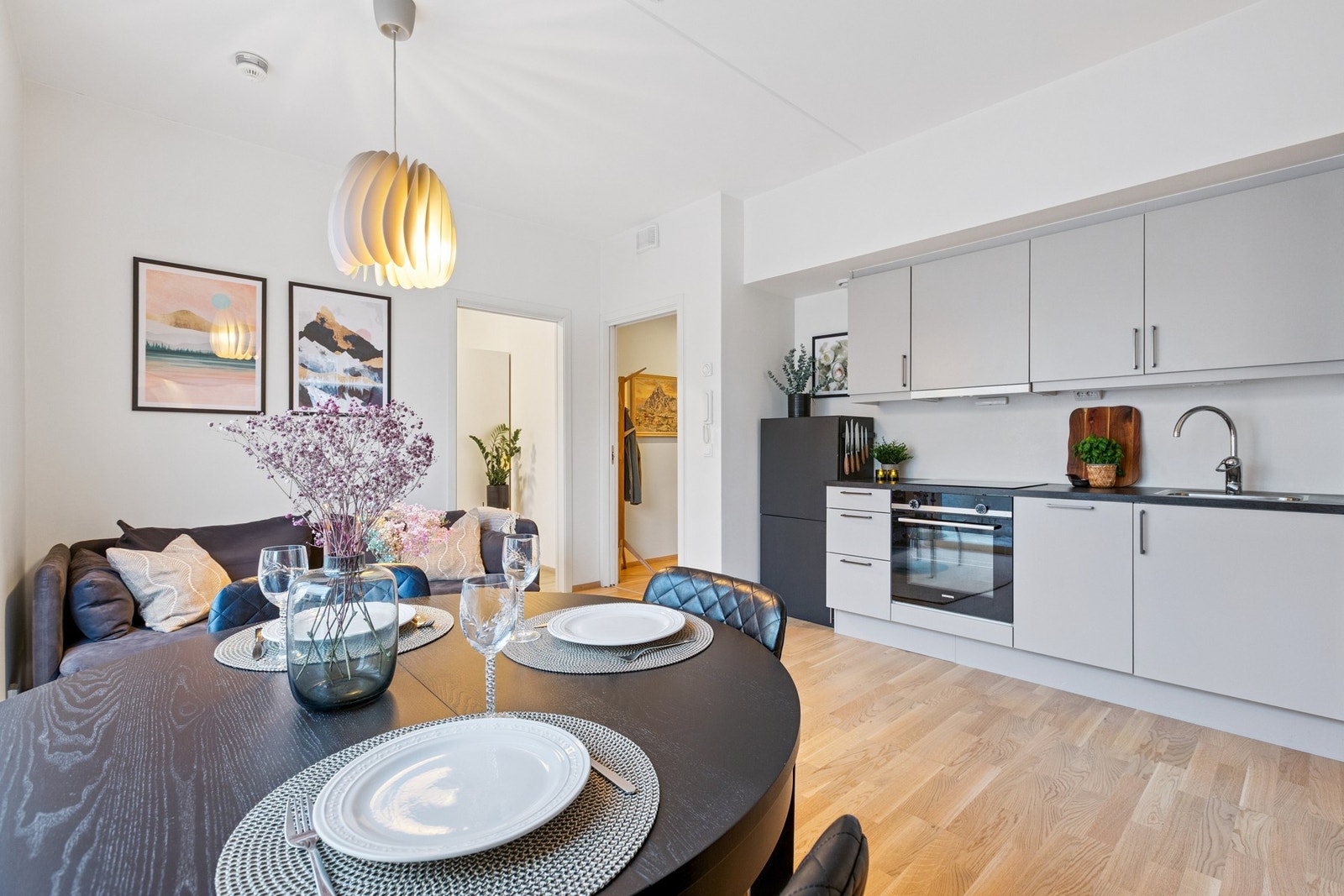 Lekkert og moderne kjøkken med skap- og benkeplass. Galleribilde