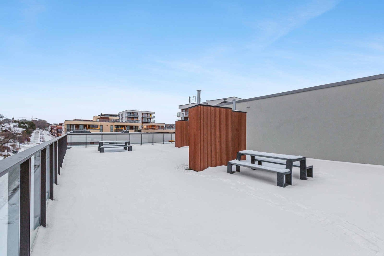 På taket finner man en stor felles-takterrasse, som passer perfekt som et samlingspunkt med venner og familie, perfekt til hyggelige sommerkvelder. Galleribilde