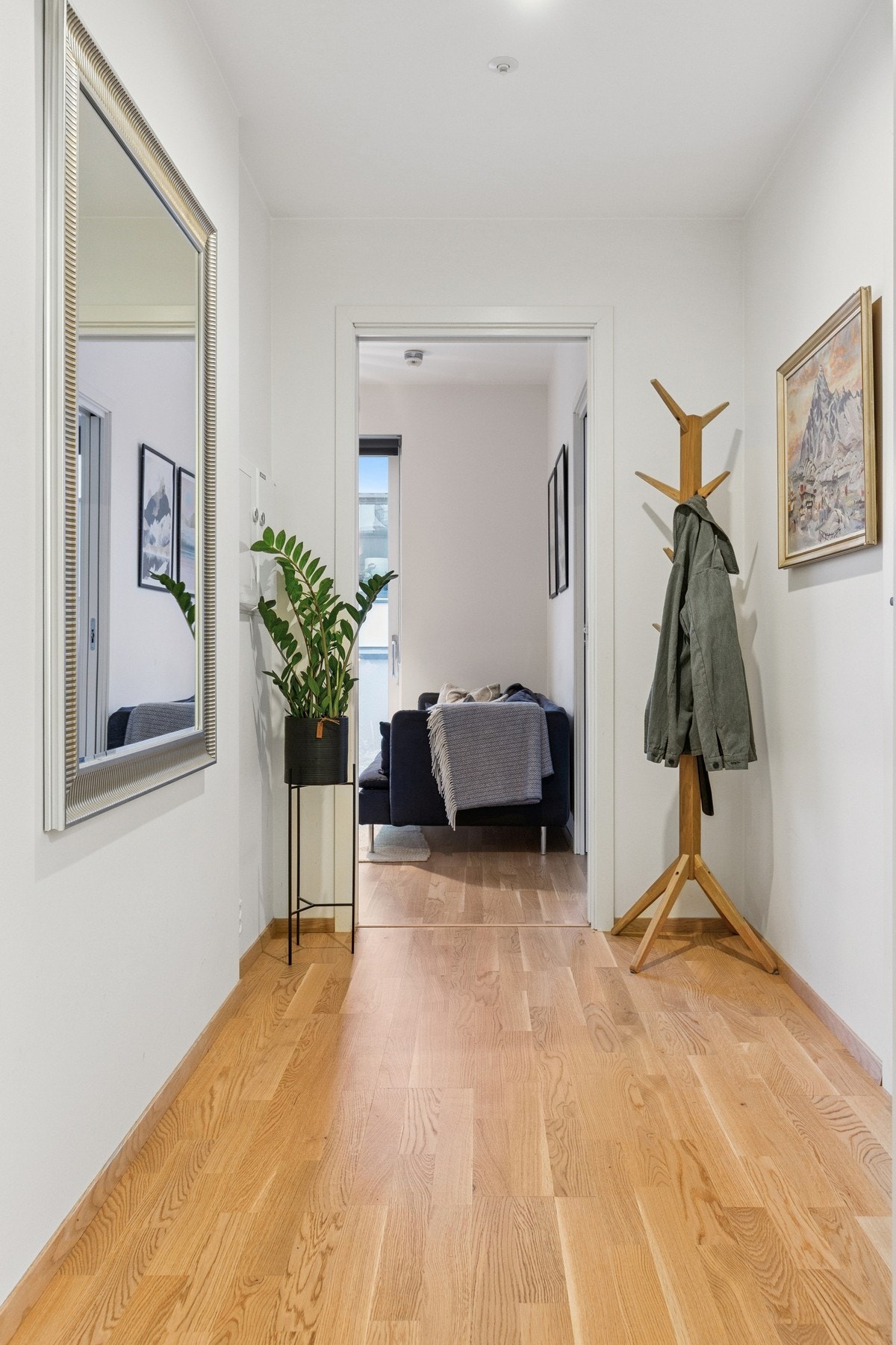 Innbydende entré på 3,6 m², plass til ulike garderobeløsninger, samt oppheng av yttertøy. Galleribilde