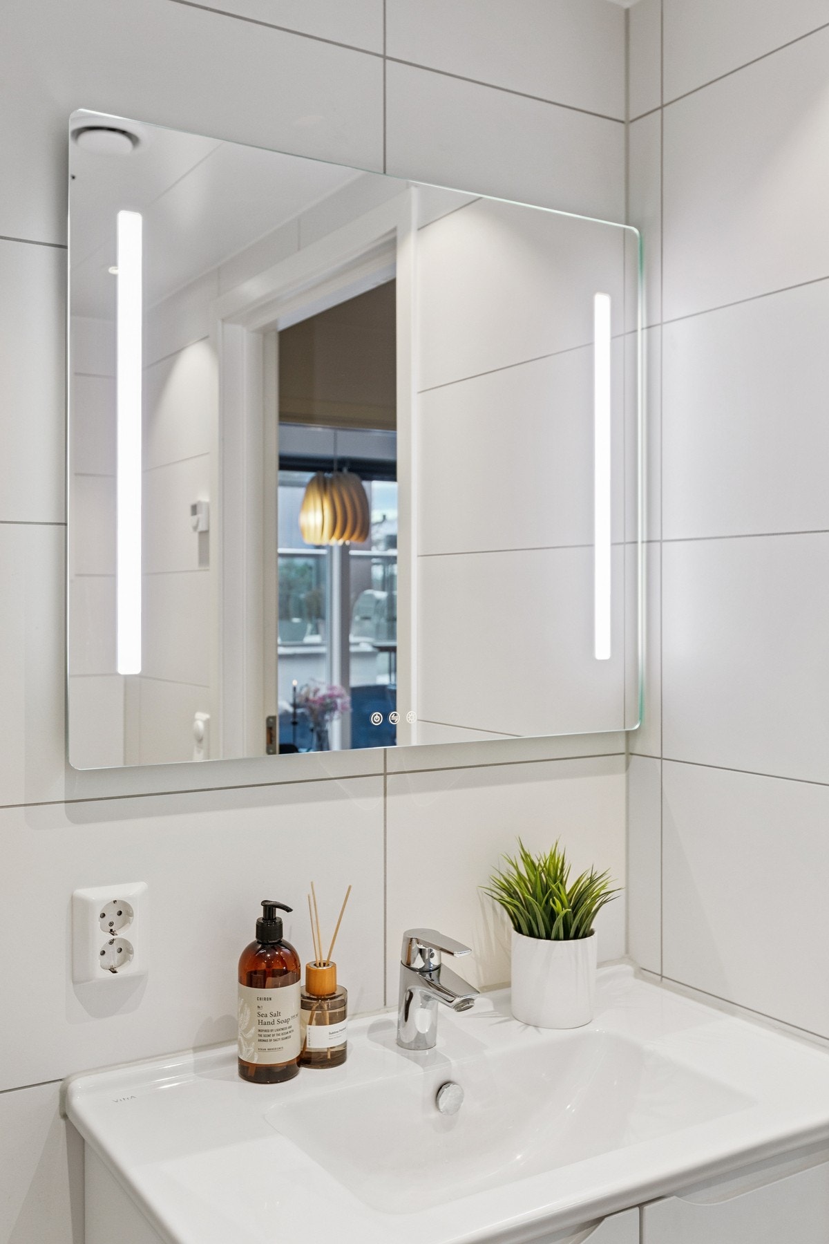 Badet er utstyrt med hjørnedusj med innfelbare dusjdører, toalett, vaskemaskin, samt servant i skapløsning. Galleribilde