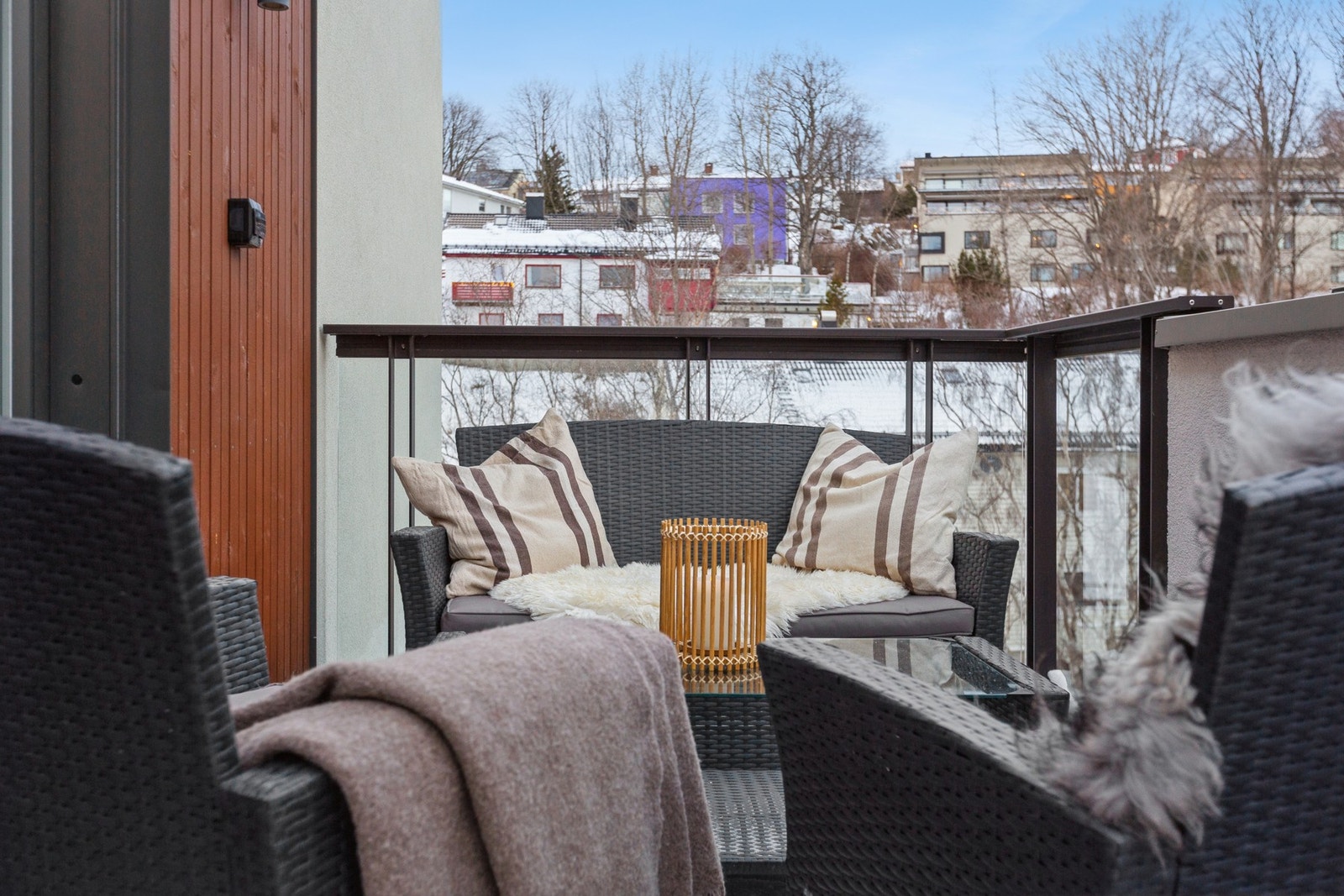 Balkongen gir plass til ønsket utemøblement, samt grill til sommerhalvåret. Galleribilde