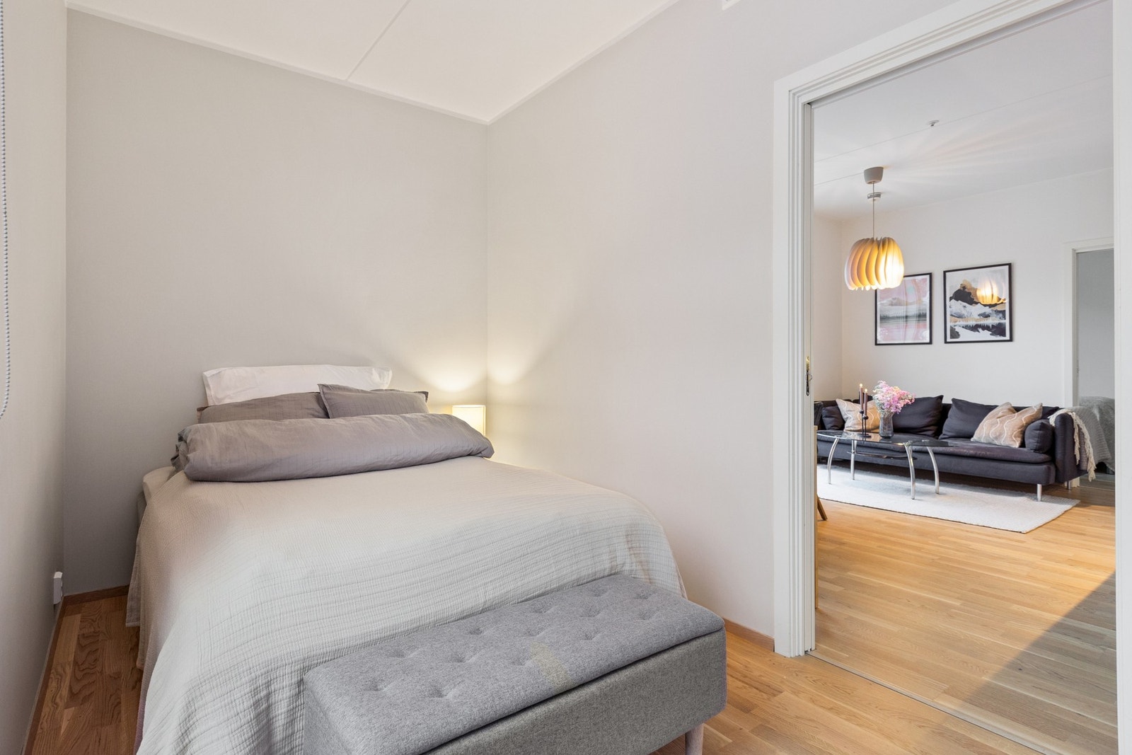 Plass til dobbeltseng og ulike garderobeløsninger. Galleribilde