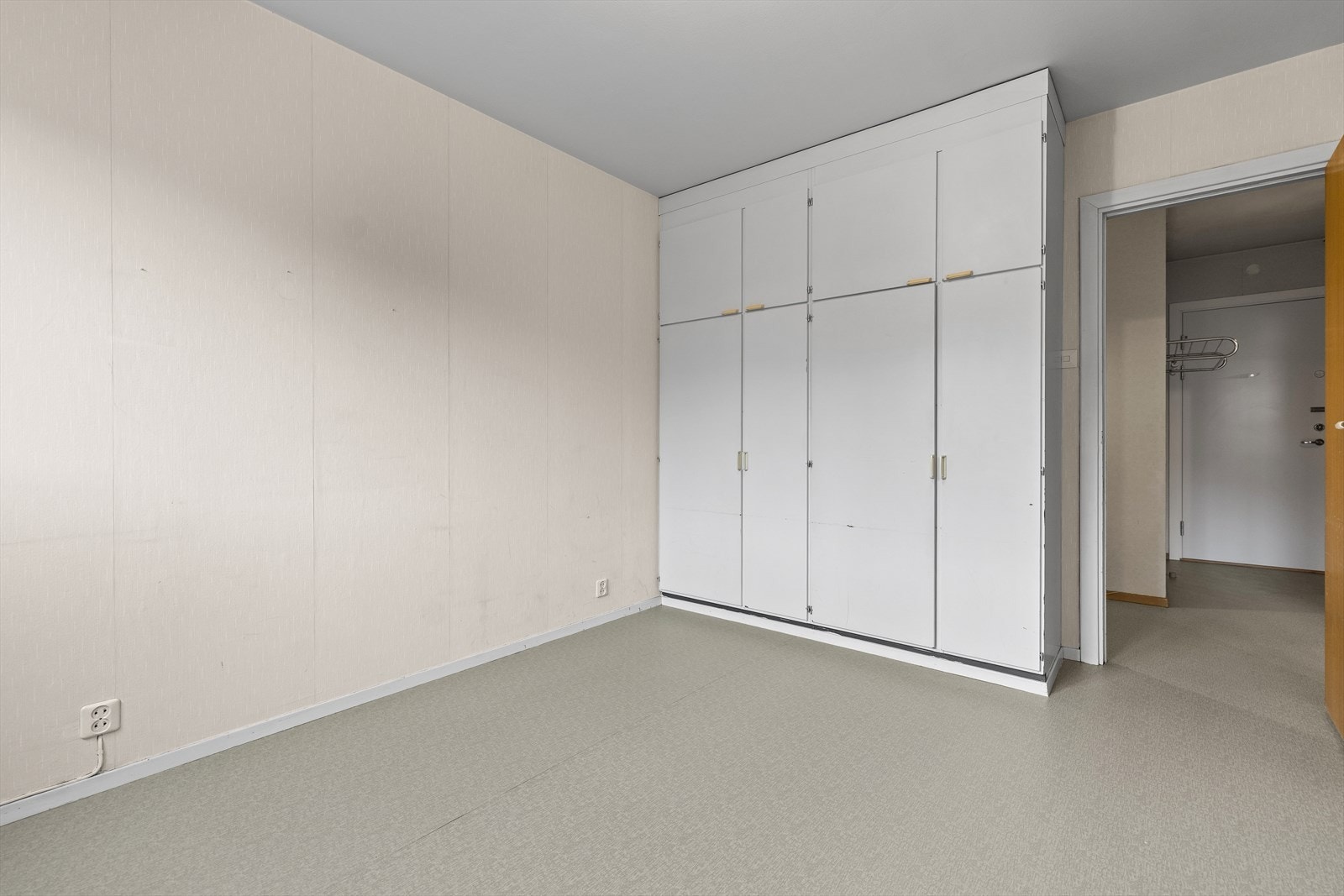 Innebygget garderobeskap som medfølger. Galleribilde