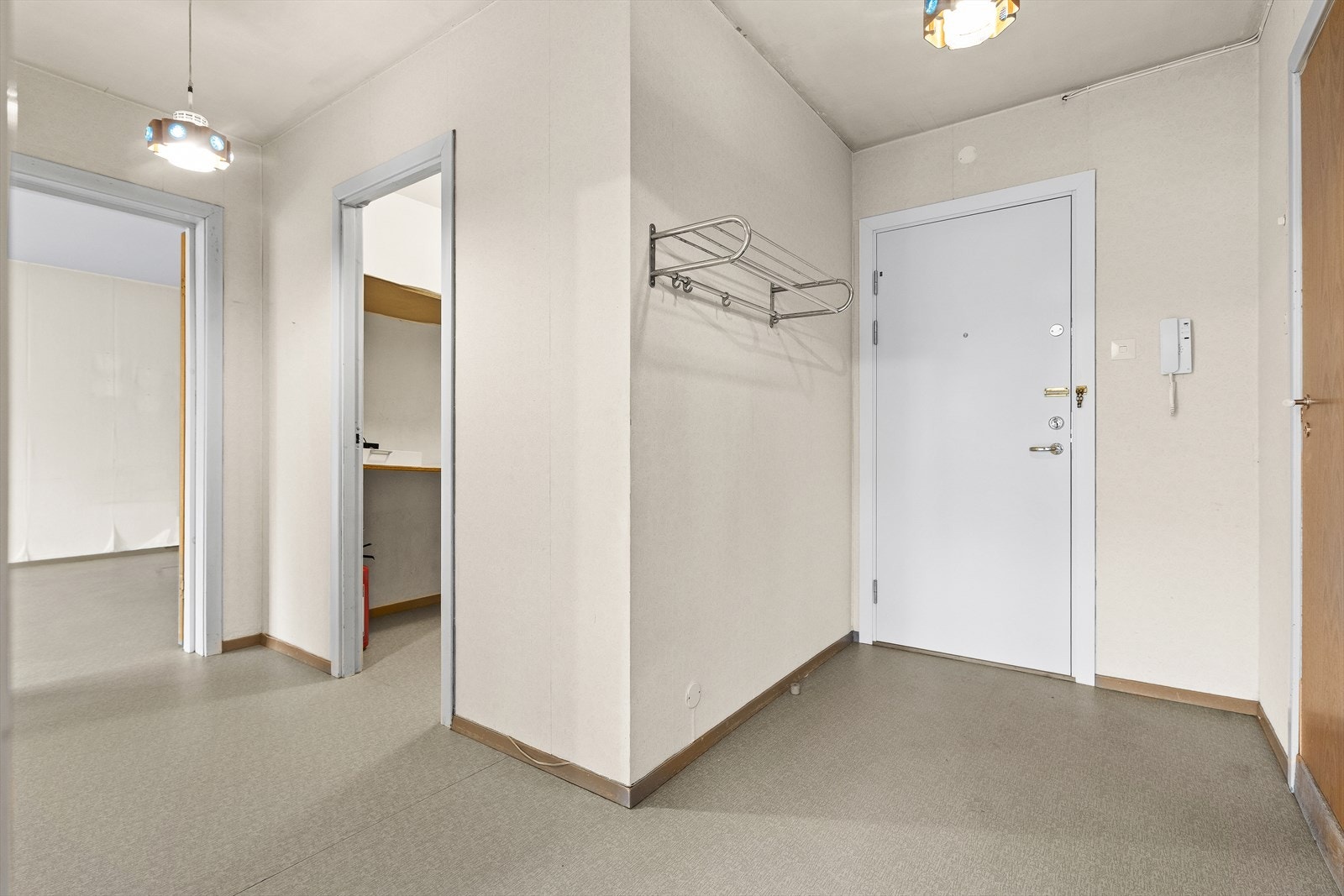 Gangen har plass til å henge fra seg yttertøyet. Galleribilde