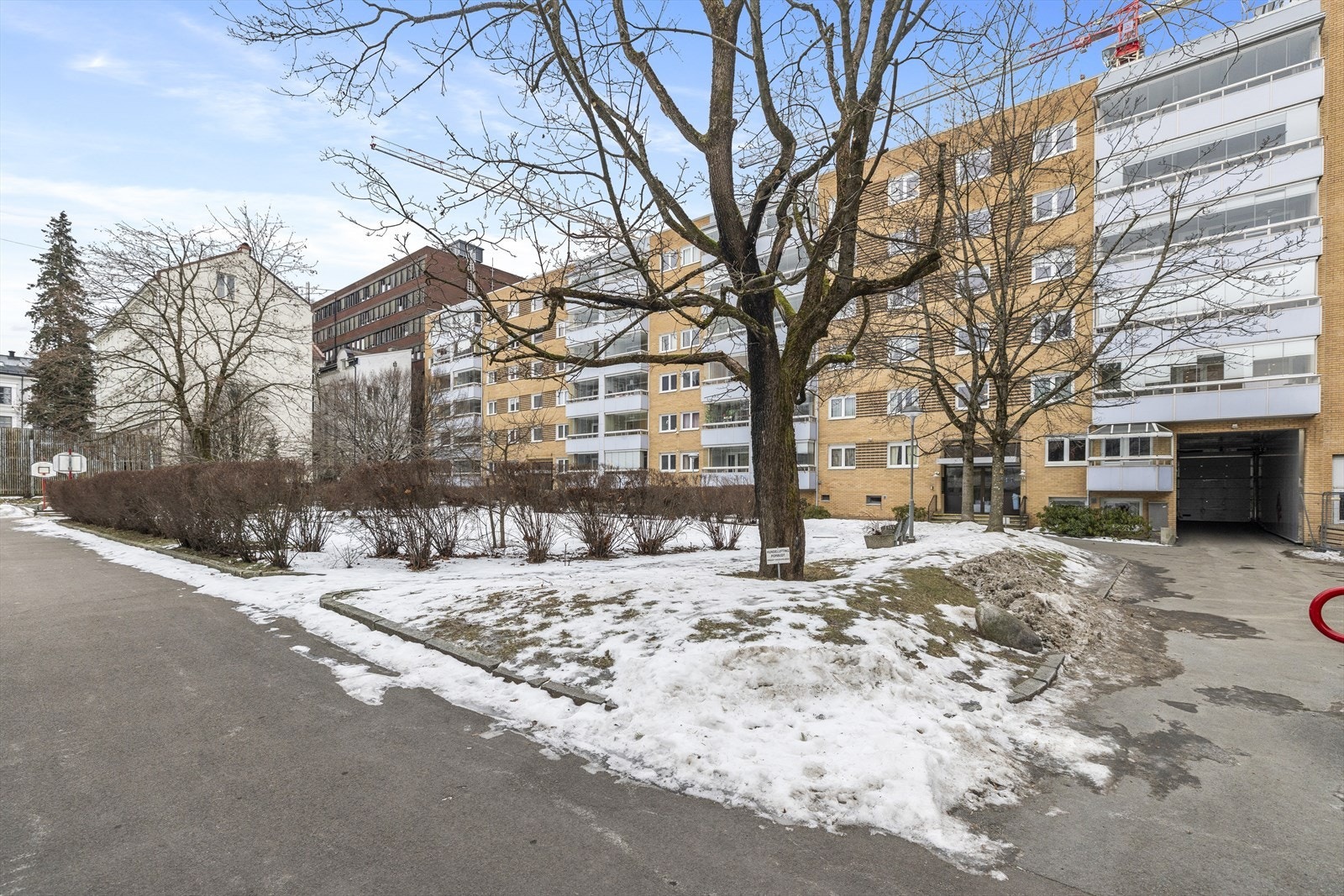 Beboerne har tilgang til bakgård med gang- og kjøreveier, parkeringsplasser m.m. Galleribilde