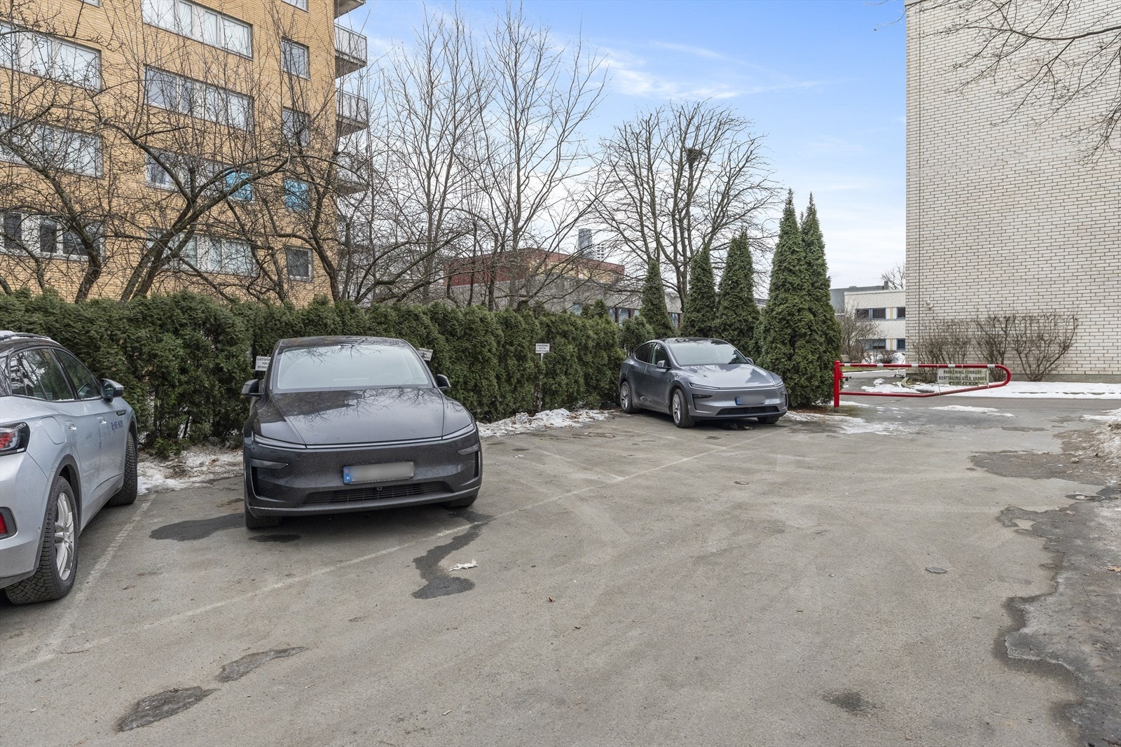 Det er parkeringsplasser i bakgården hvorav 3 av dem er for gjester. Galleribilde