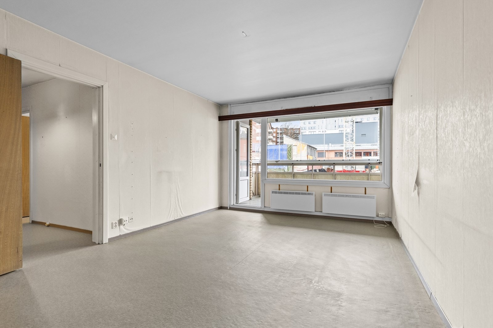 God plass til innredning med spisegruppe, sofa og ønsket møblering. Galleribilde