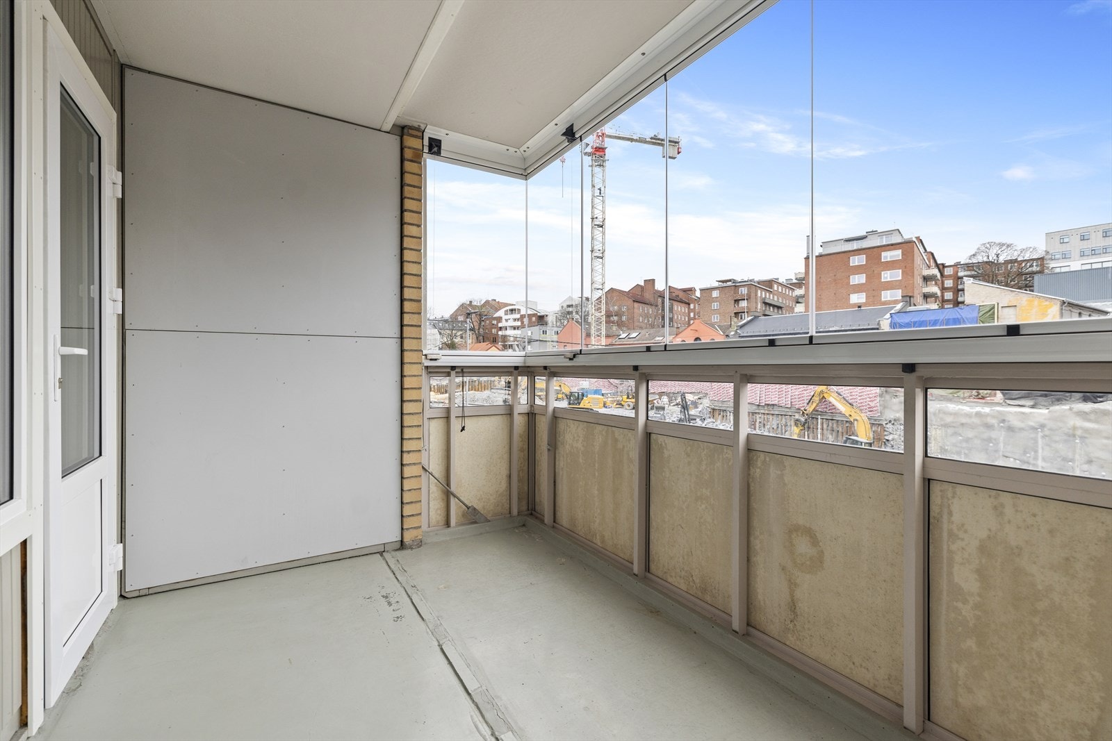 Romslig balkong med plass til møblering etter ønske. Galleribilde