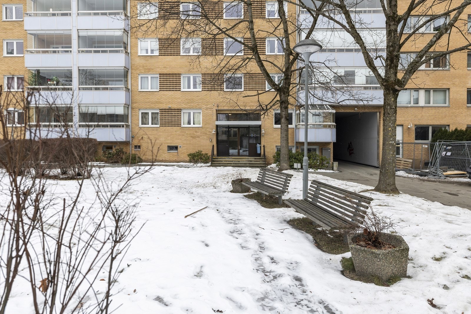 Hyggelig bakgård som sommertsid er frodig med diverse beplanting. Flere sittegrupper til glede for beboerne Galleribilde