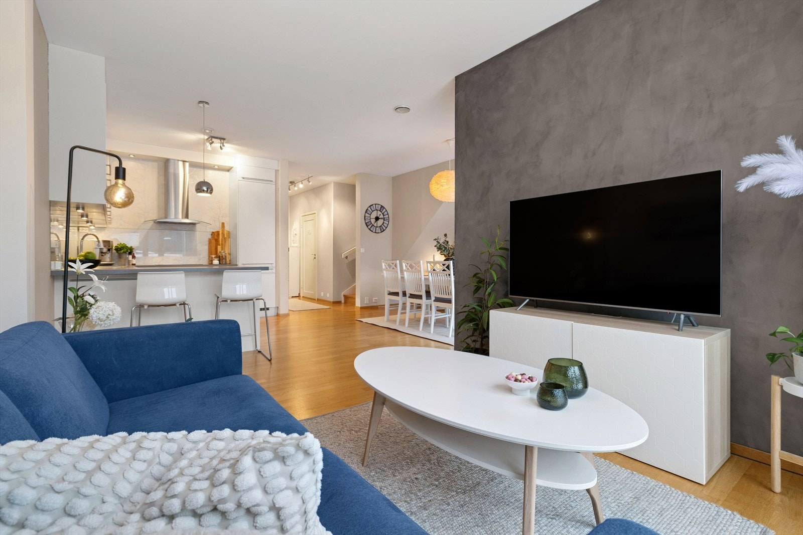 Stuen har en koselig og innbydende sofa- og TV-avdeling, perfekt for avslapning, filmkvelder og hyggelige stunder med familie og venner. Galleribilde