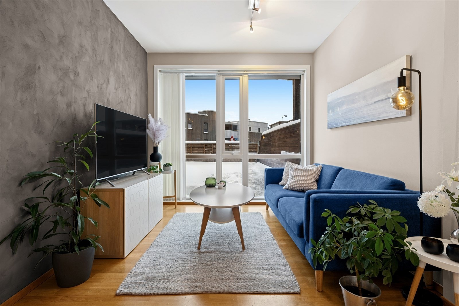 Fra stuen er det utgang til en stor terrasse på hele 55 kvm - et herlig uterom som gir svært gode muligheter for både uteplasser, grilling, lekeplass for barna eller en lun loungeavdeling. Galleribilde