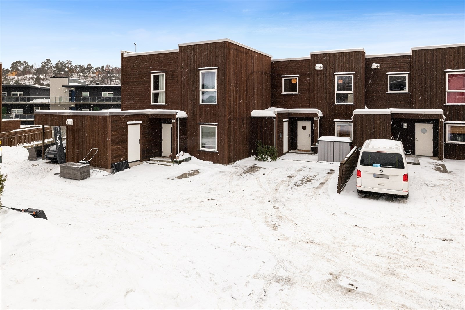 Et flott og familievennlig rekkehus med 3 sov, 2 bad, 2 stuer, balkong, stor terrasse og balkong. Sentral og barnevennlig beliggenhet på Eidet/Justneshalvøya. Galleribilde