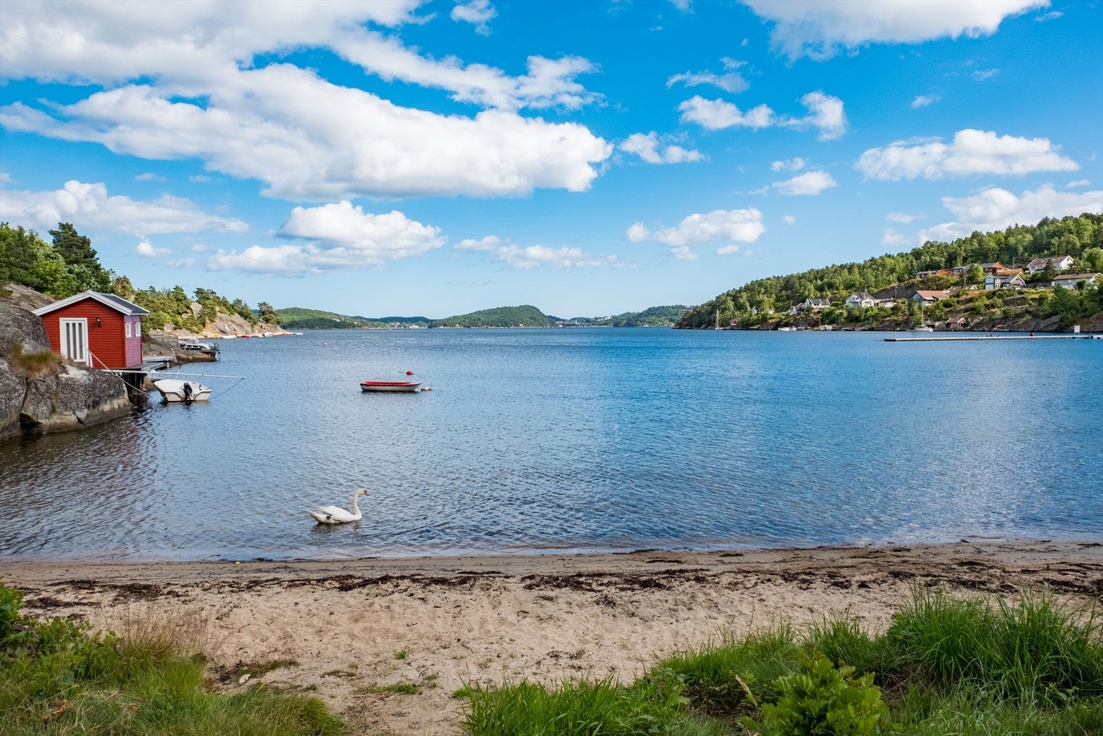 Nydelig sandstrand i gåavstand fra boligen. Her kan man nyte late sommerdager i sola. Galleribilde