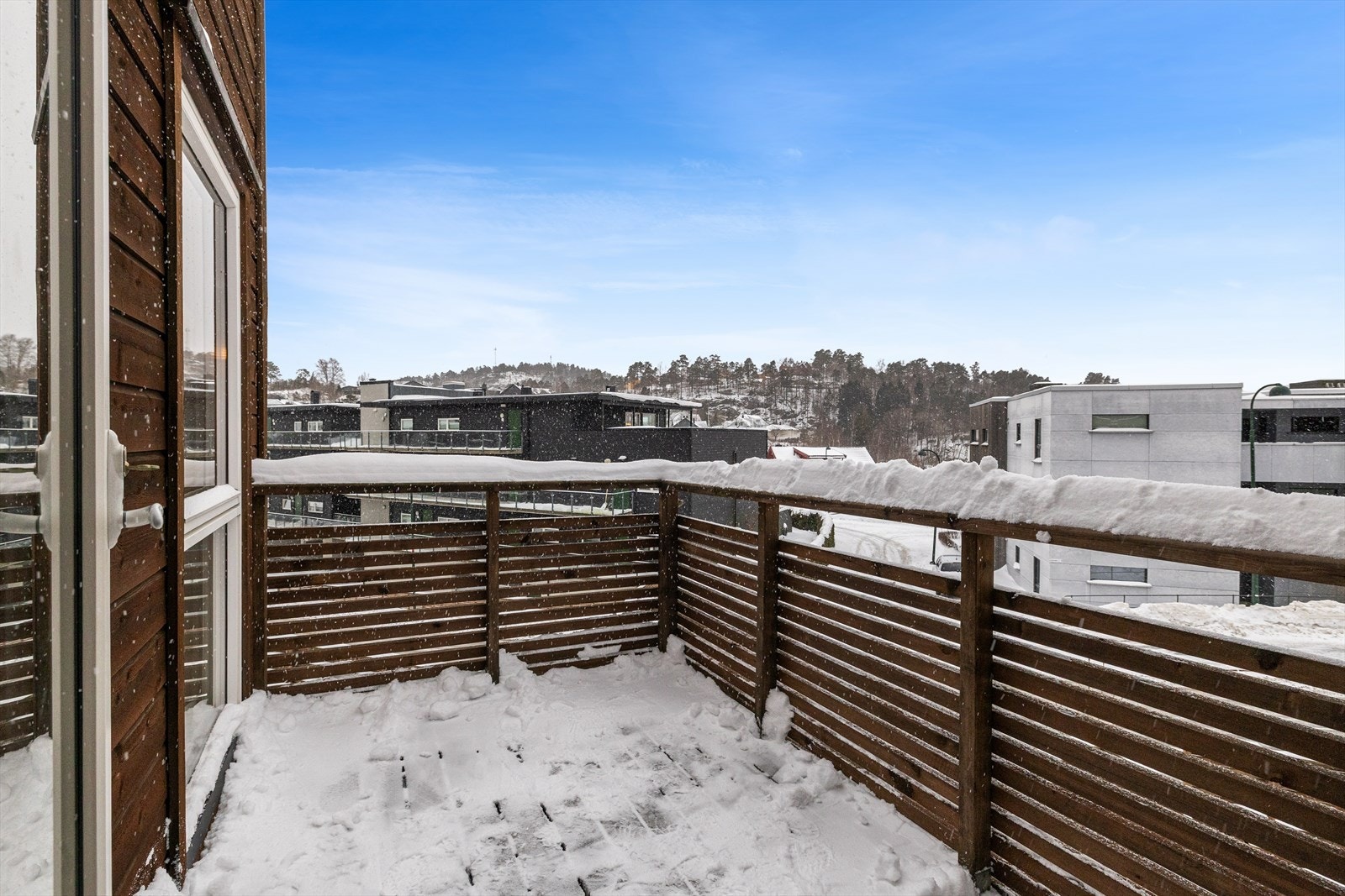 Her kan du enkelt innrede med en liten sittegruppe, plantekasser eller loungeelementer og skape en behagelig uteplass for morgenkaffen eller en avslappende stund i frisk luft. Galleribilde