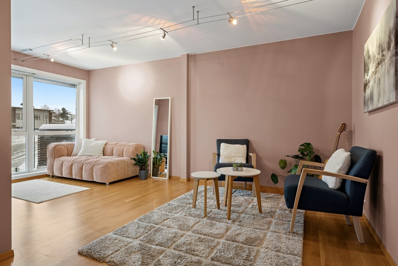 De store vinduene slipper inn rikelig med naturlig lys og gir en herlig følelse av åpenhet, samtidig som de åpner opp for en fin utsikt over nærområdet. Galleribilde