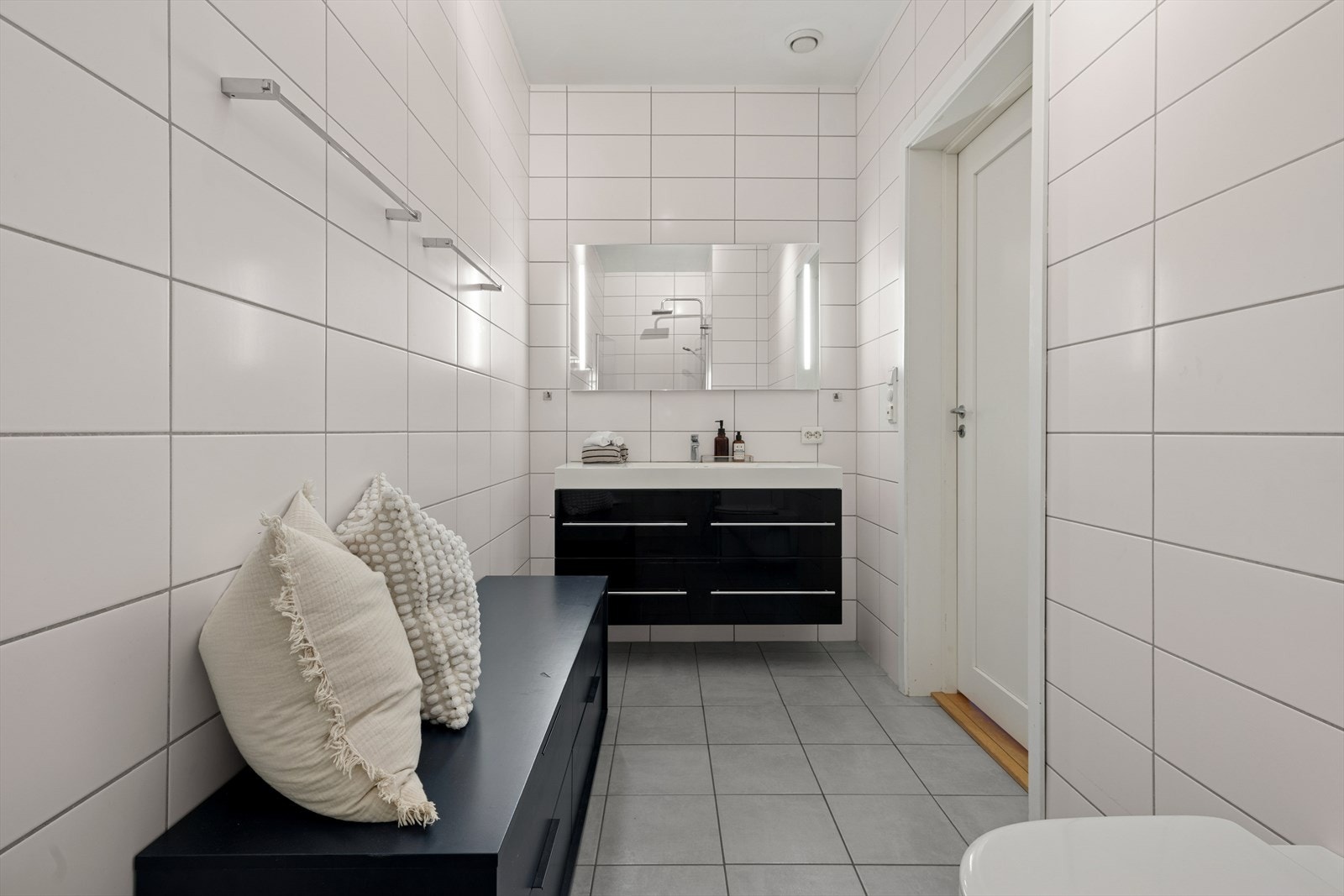 Baderommet i første etasje er fra byggeåret 2010 og fremstår som et pent og funksjonelt rom med fliser på både gulv og vegger. Her får du en tidløs og praktisk utførelse som egner seg godt for daglig bruk. Galleribilde