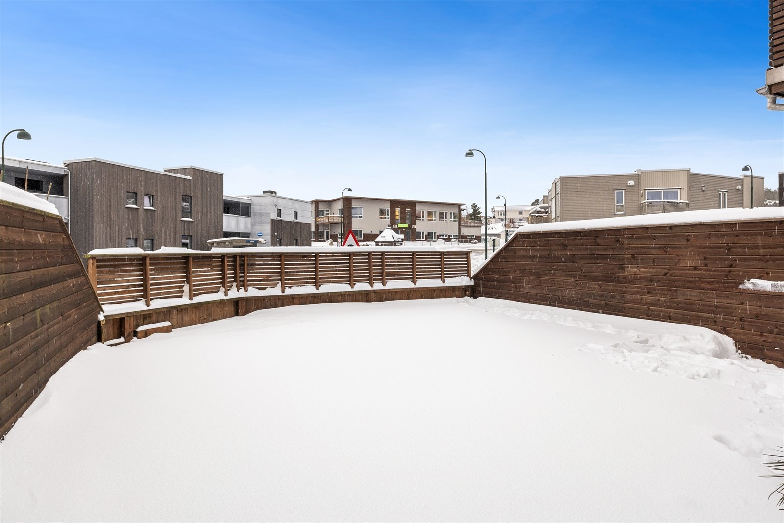 Eier opplyser at boligen har morgensol på baksiden og sol på den romslige plattingen fra ca. kl. 12 til 21 i sommerhalvåret. På fremsiden er det montert utvendige screens som gir effektiv solskjerming og bidrar til en behagelig innetemperatur. Galleribilde