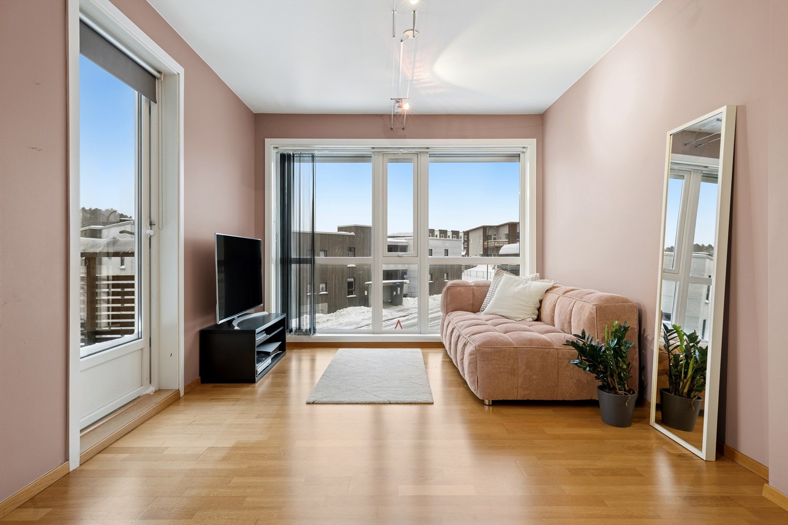 Herfra har du også utgang til en koselig balkong på 5 kvm, hvor morgensolen eller kveldsluften kan nytes i fred og ro. Galleribilde