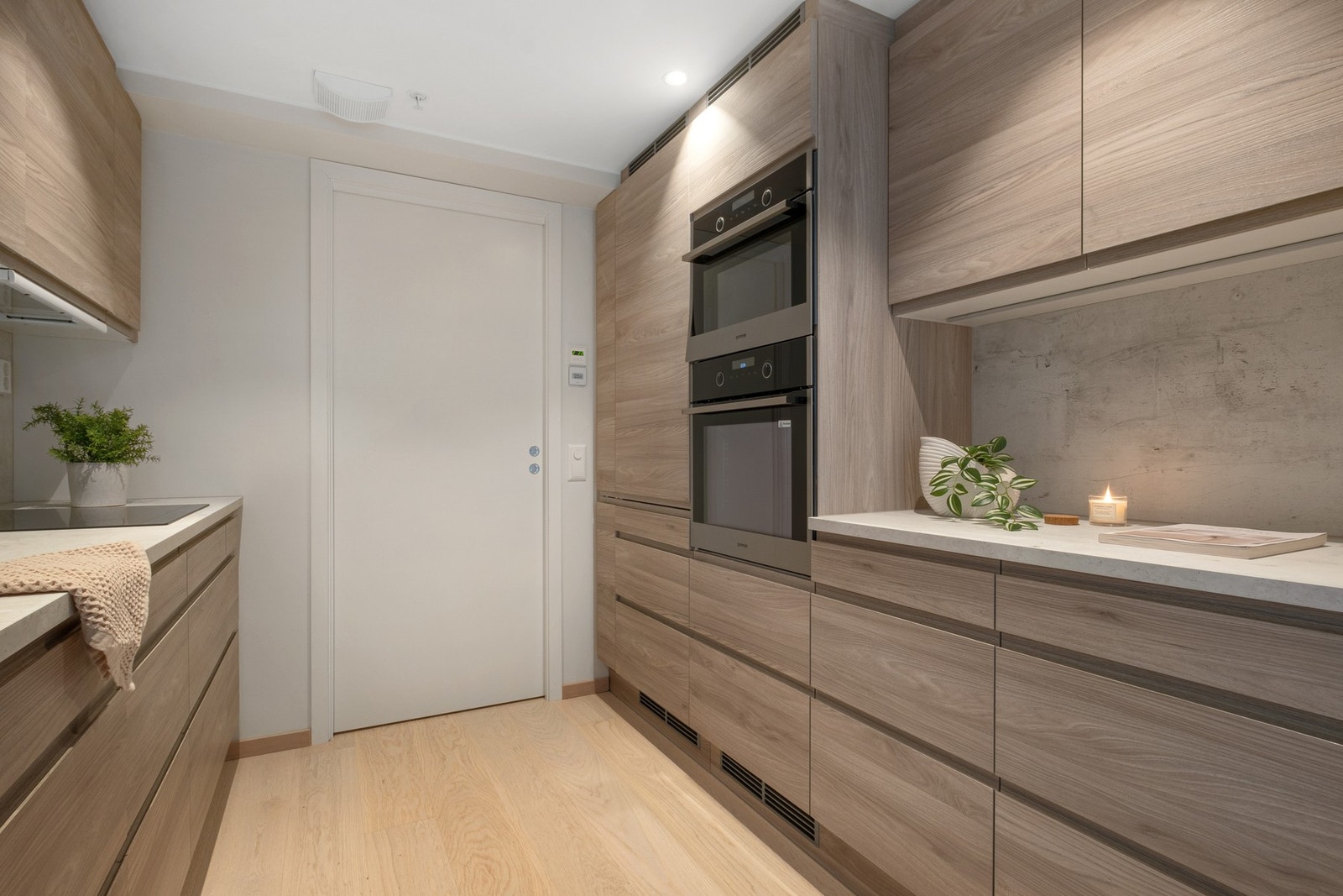 Kjøkken med integrerte hvitevarer. Galleribilde