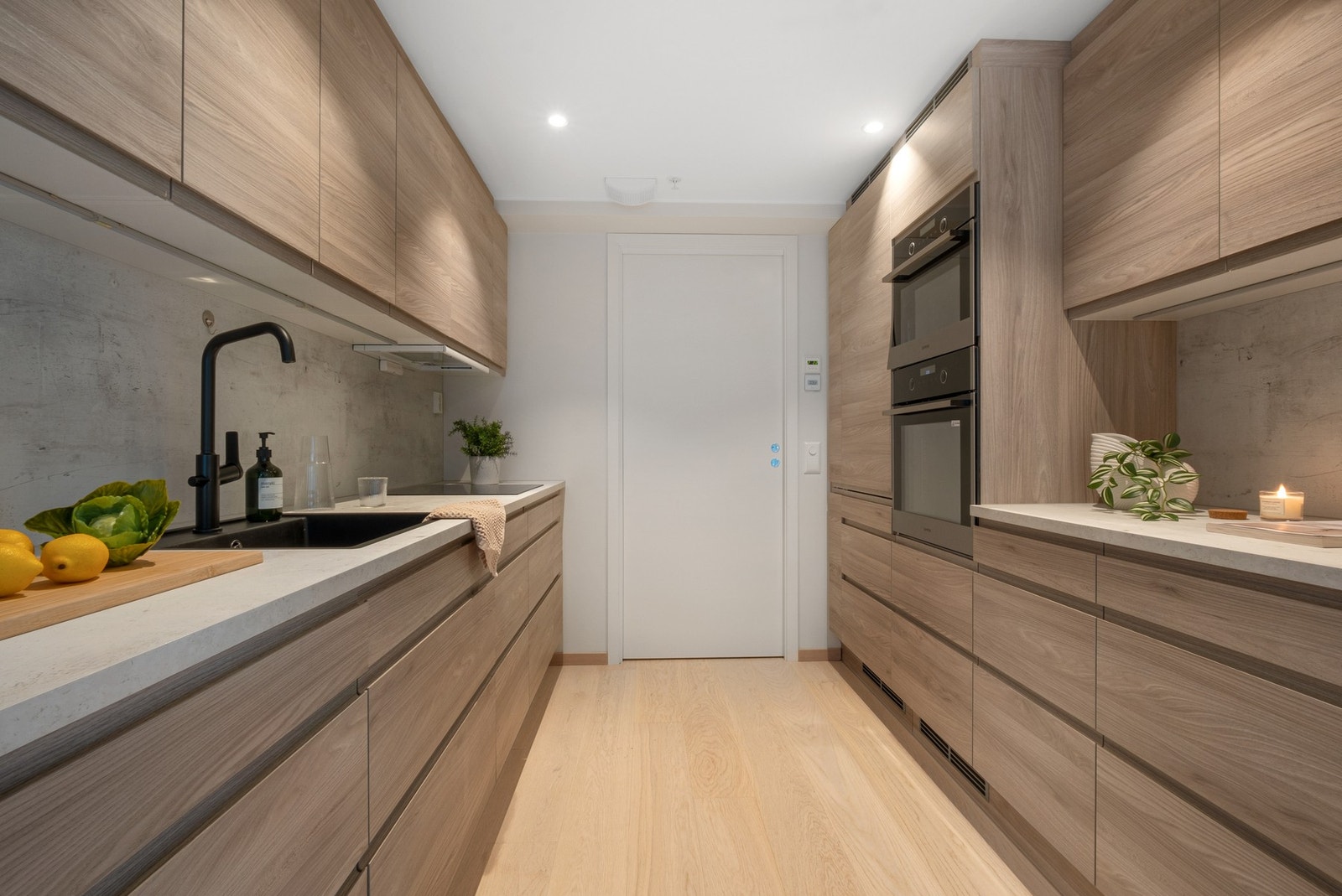 Kjøkken med integrerte hvitevarer. Galleribilde