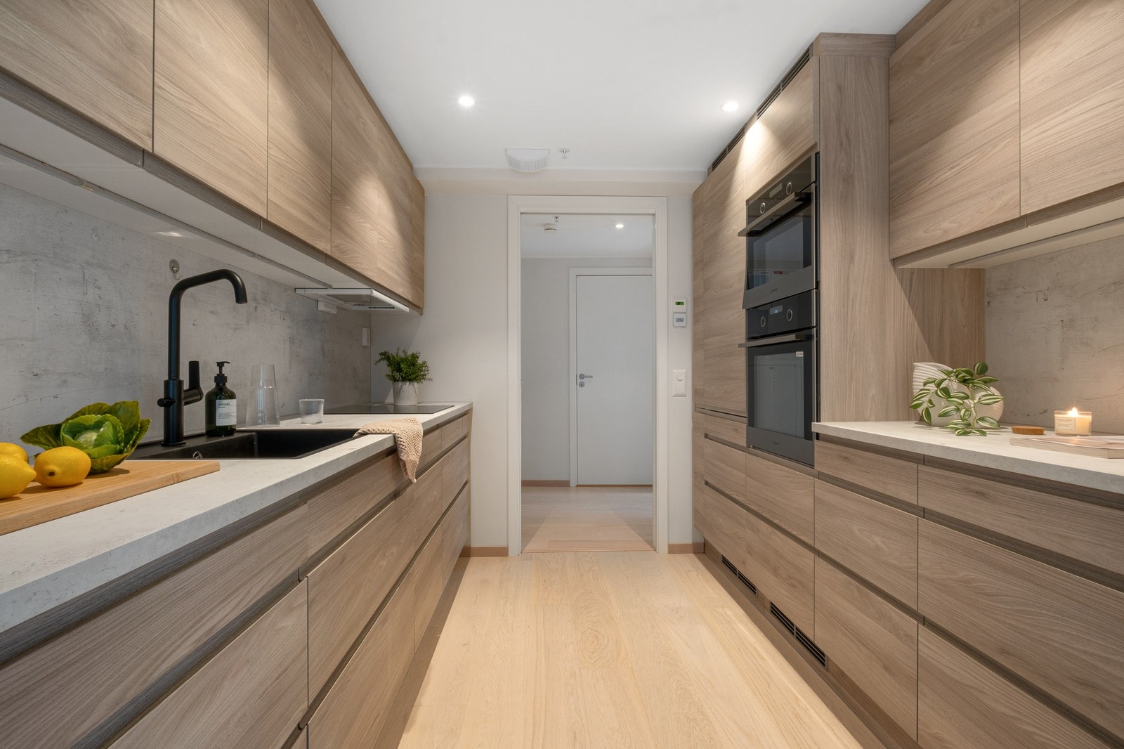 Kjøkken med integrerte hvitevarer. Galleribilde