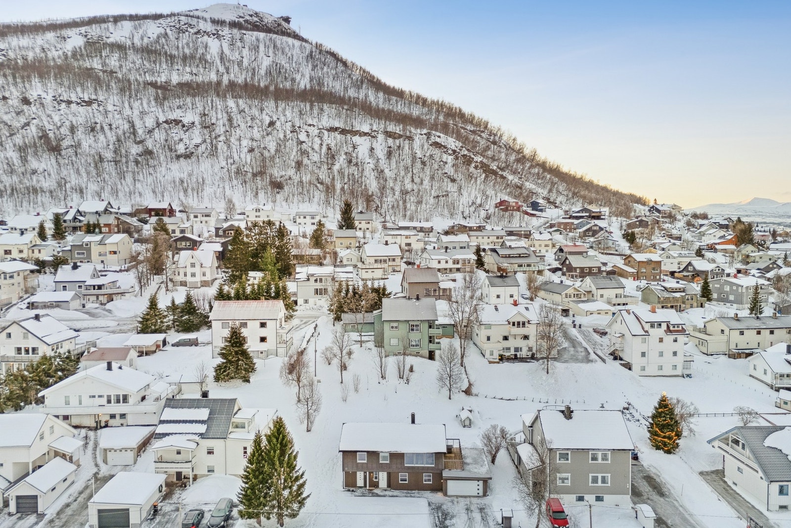Boligen ligger i hjertet av Tromsdalen med gangavstand til det meste. Galleribilde