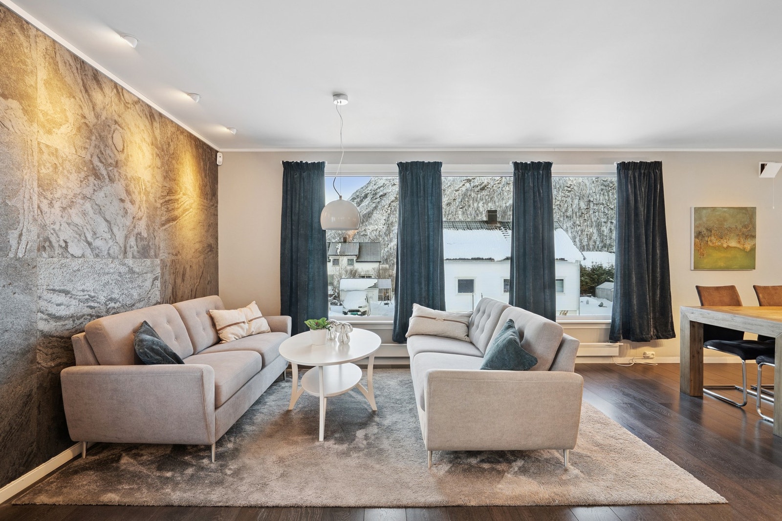 Stue med store vinduer i front. Galleribilde