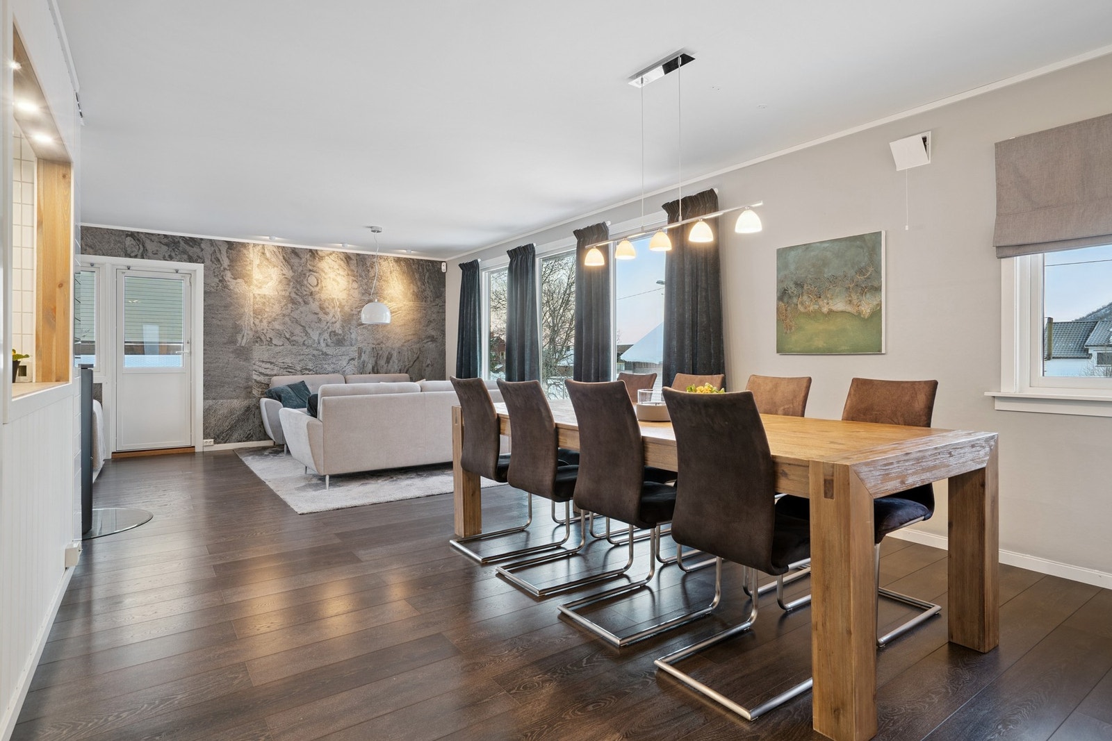 Stor stue med god plass til stort spisebord. Galleribilde