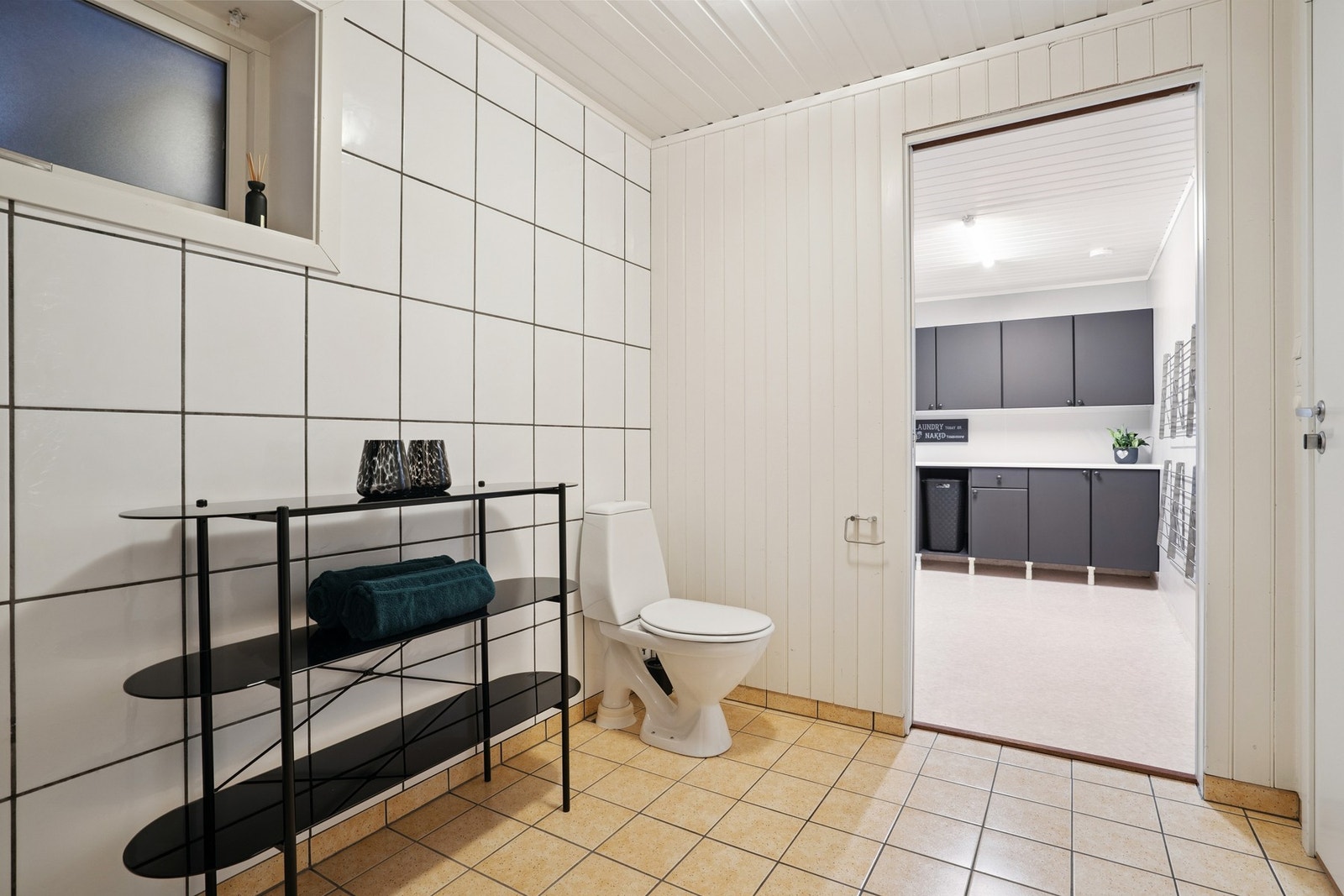 Badet ligger i tilknytning til vaskerom. Galleribilde